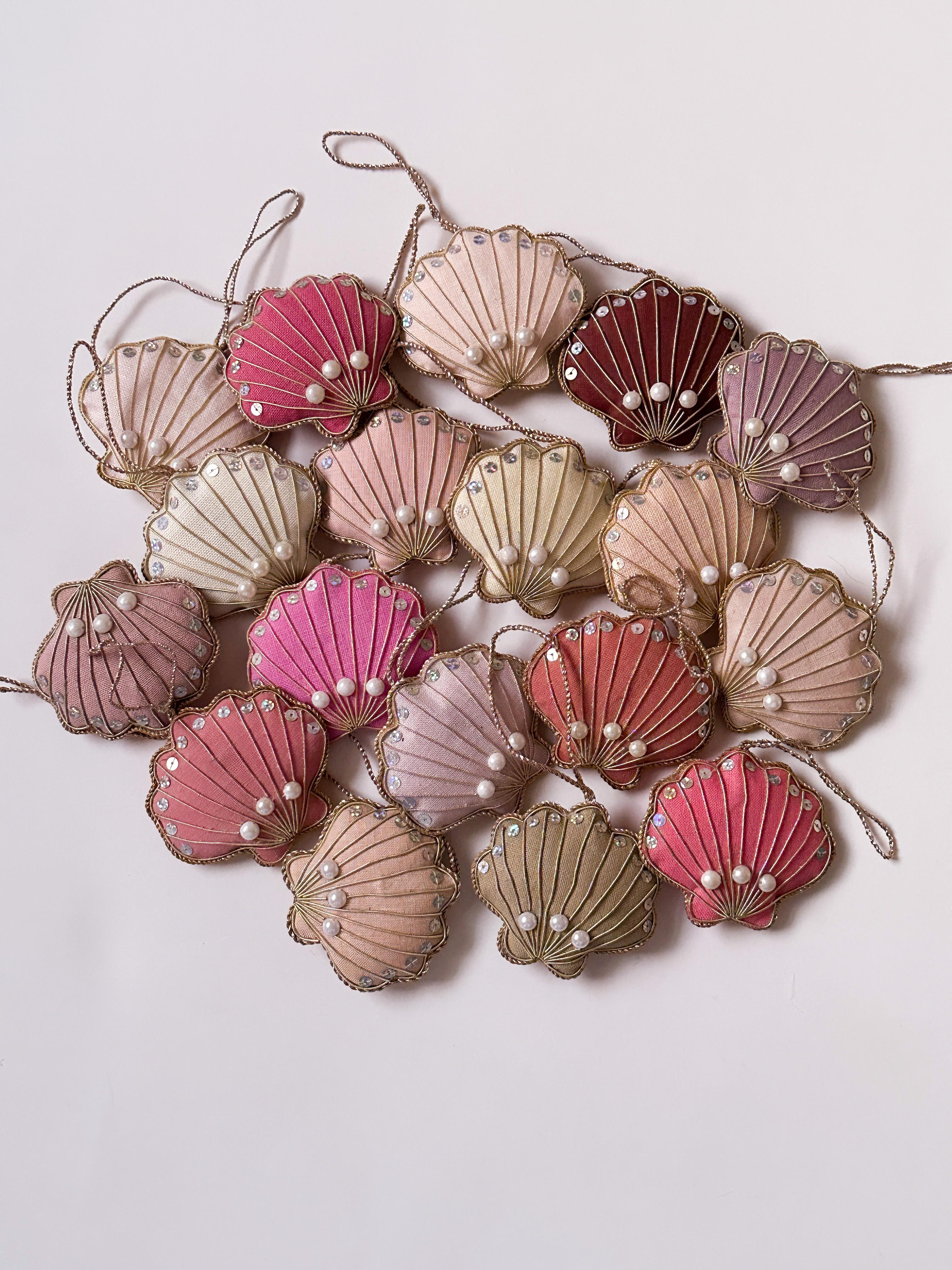 Fait main Ensemble de 18 ornements artisanaux vintage en lin irlandais rose en forme de coquillages en vente