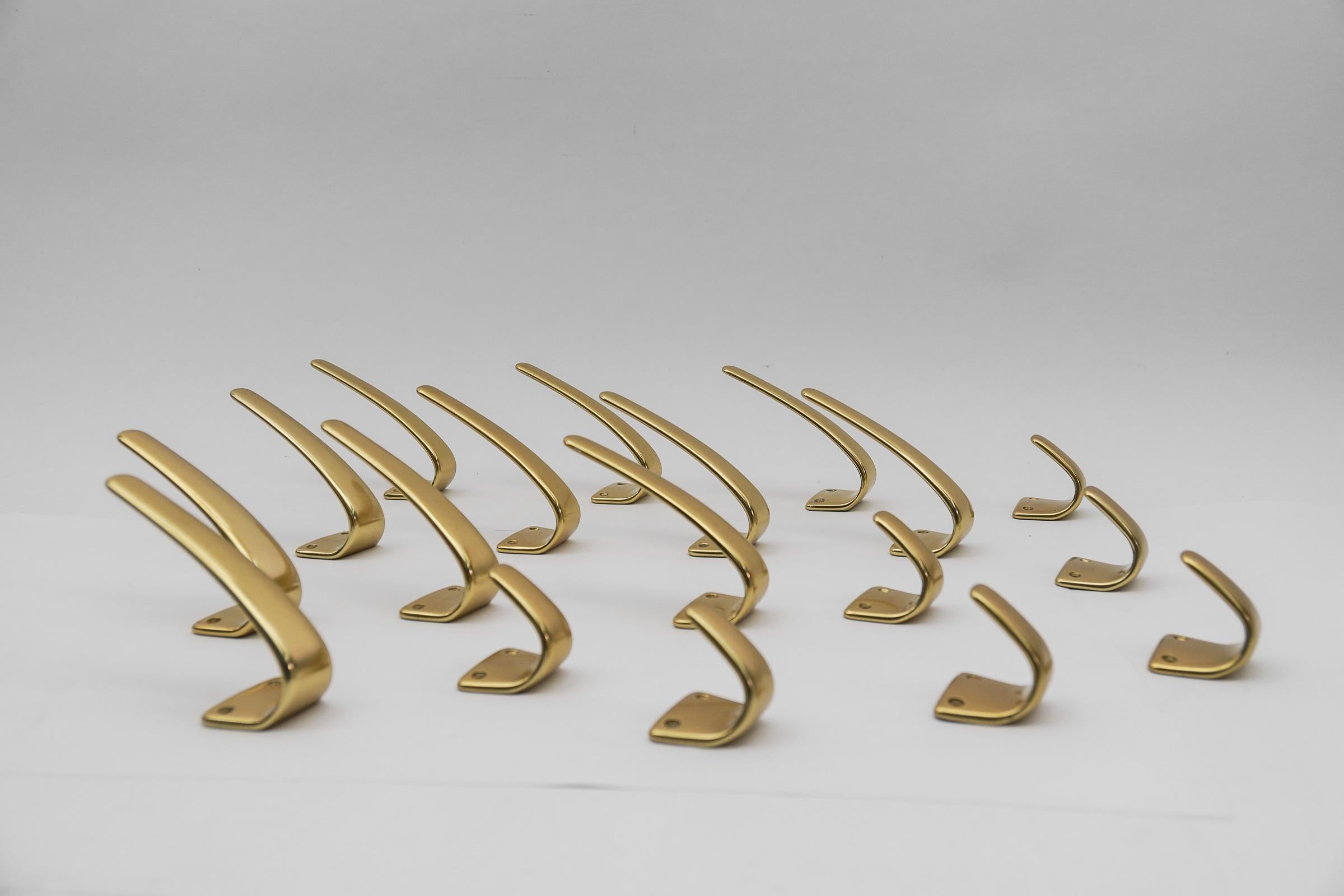 Two different sizes, beautifully curved. A great set consisting of eighteen single hooks which can be set differently to conjure a wonderful installation on the wall.
Inspired by the work of Carl Hagenauer, Vienna. Brass, 1950s Made in