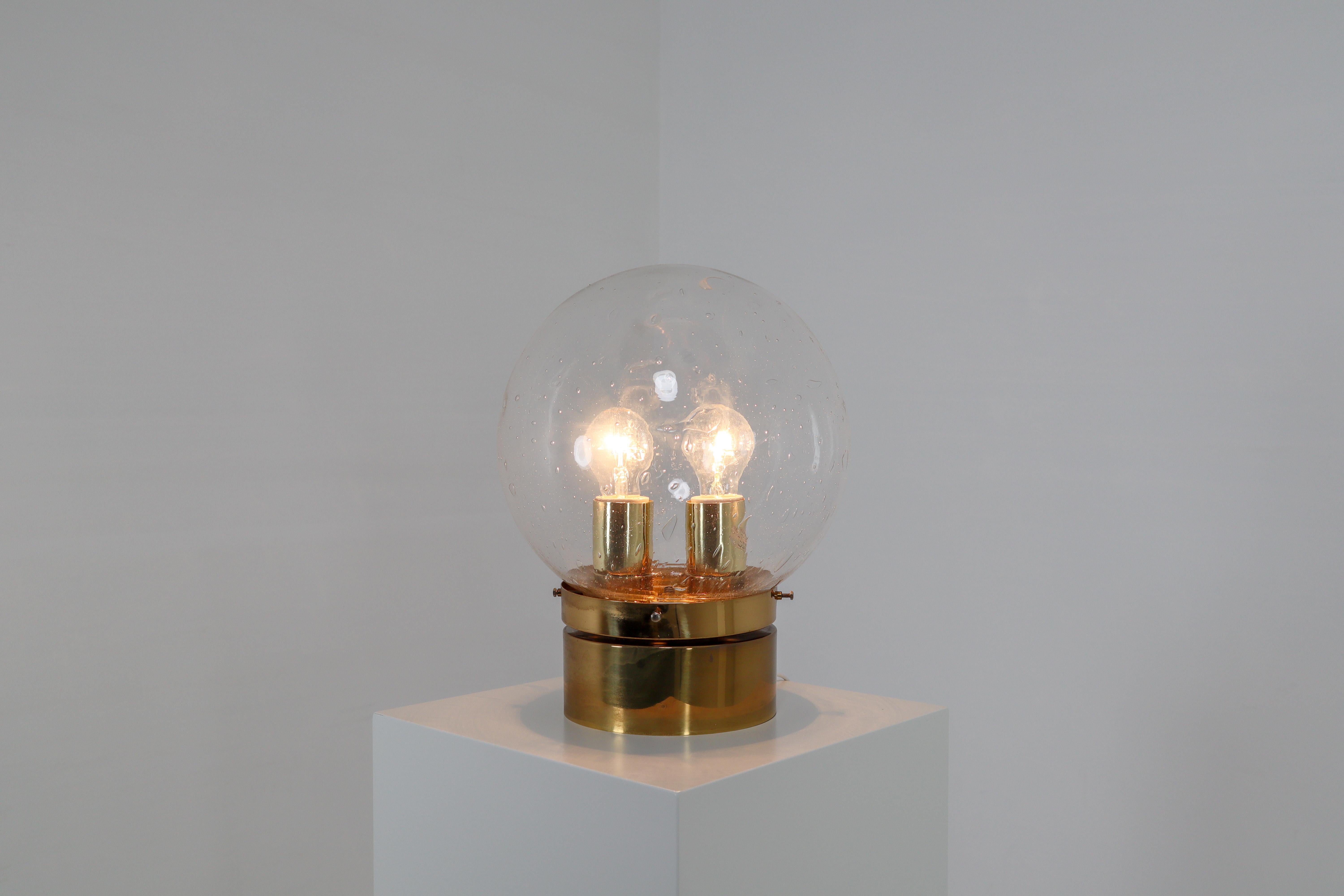 Grande parure de grandes lampes du milieu du siècle avec cadre en laiton et grand globe en verre soufflé à la main Bon état - En vente à Almelo, NL