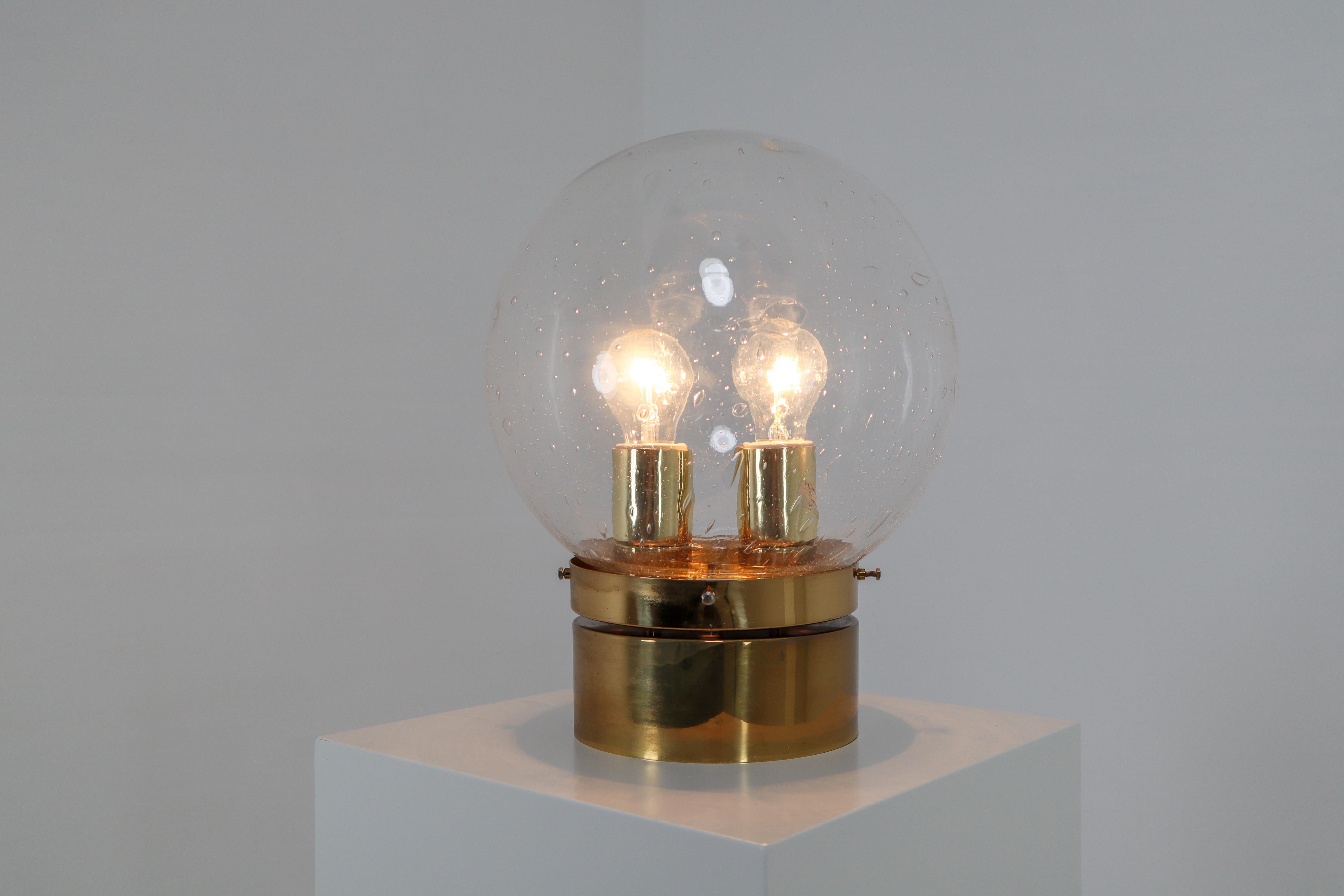 20ième siècle Grande parure de grandes lampes du milieu du siècle avec cadre en laiton et grand globe en verre soufflé à la main en vente