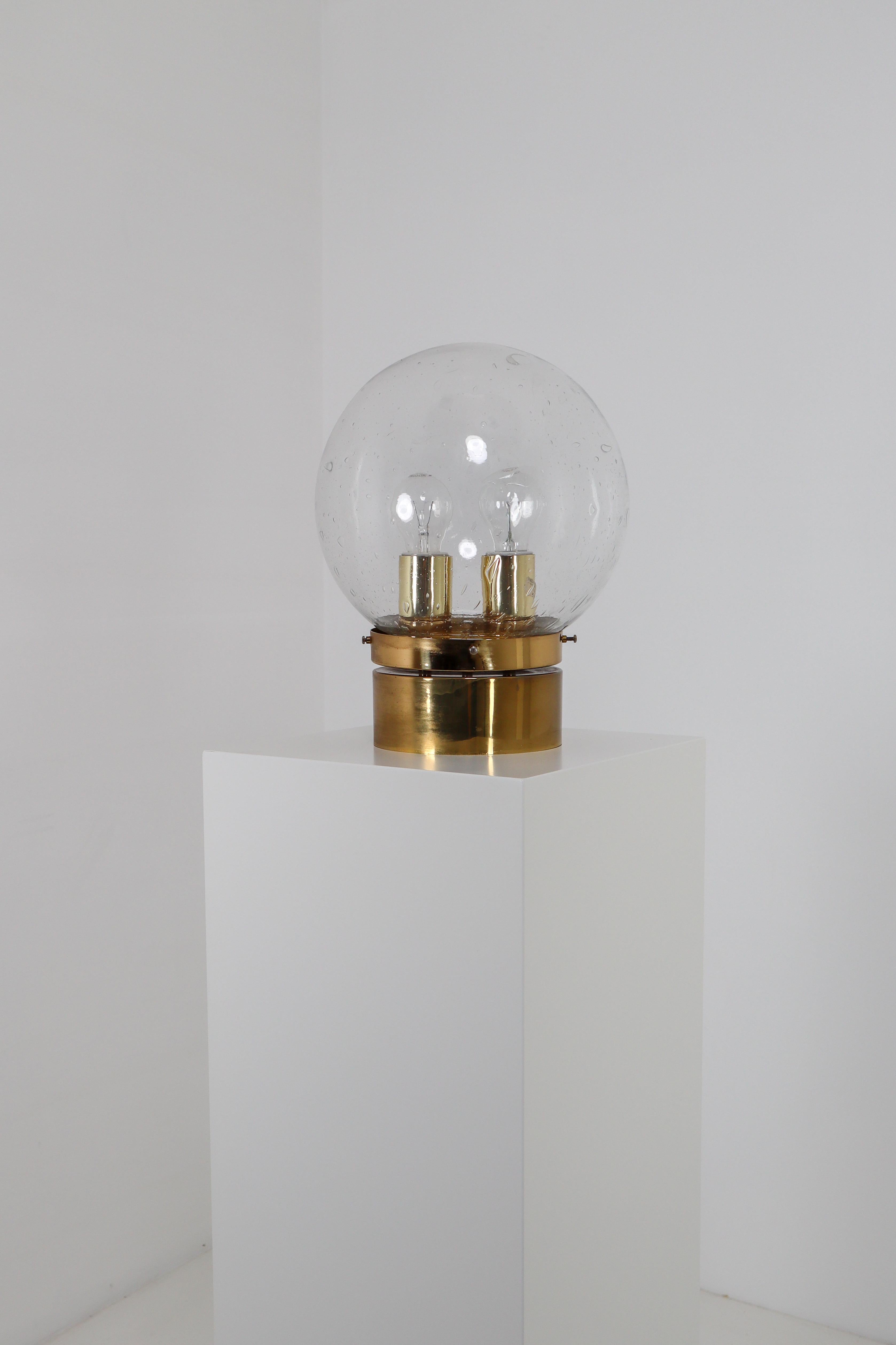 Grande parure de grandes lampes du milieu du siècle avec cadre en laiton et grand globe en verre soufflé à la main en vente 3