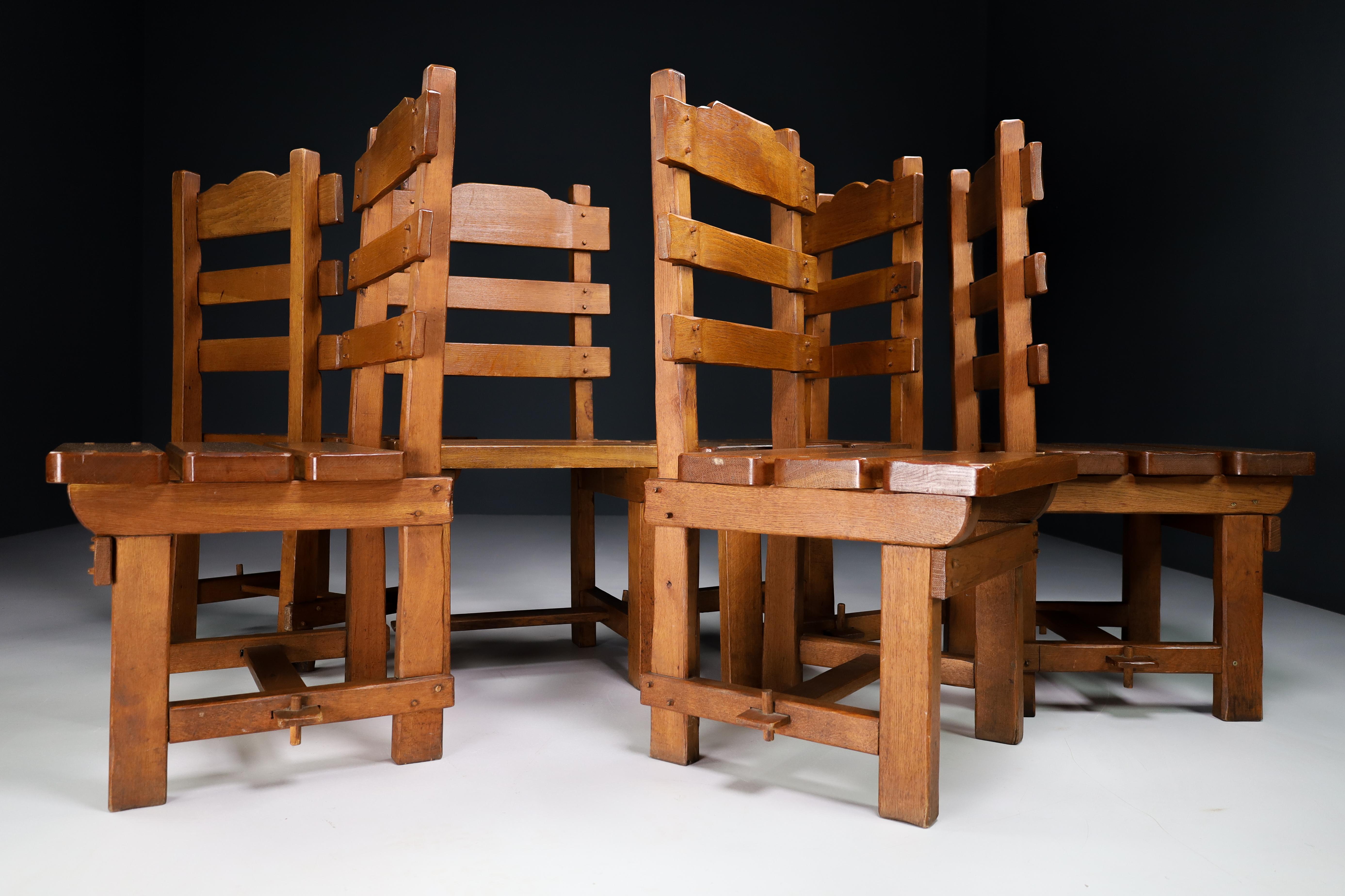 Ensemble de 18 chaises de salle à manger brutalistes en chêne, France, années 1960 Bon état à Almelo, NL