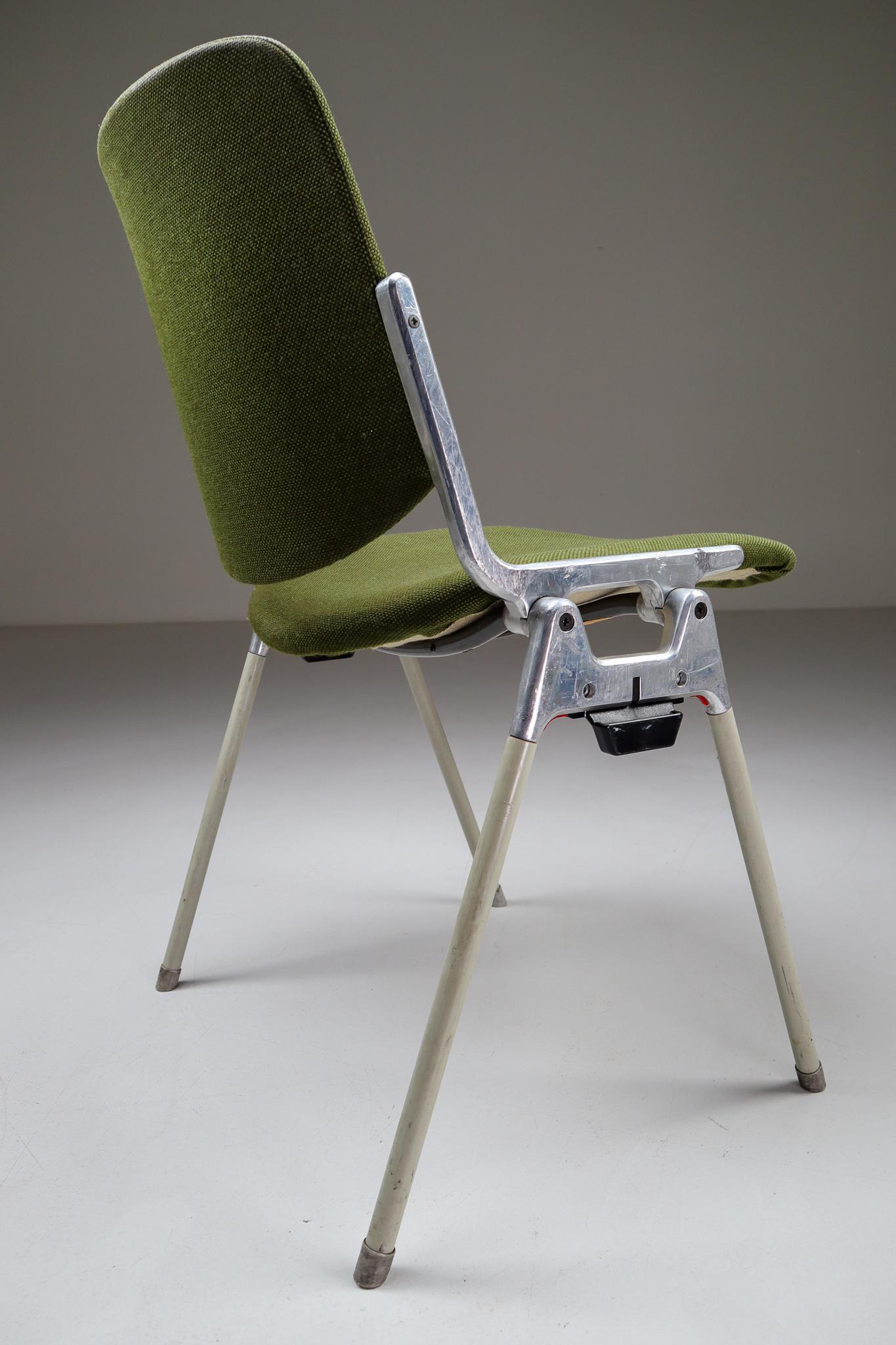 Set of 18 Olive Green Castelli DSC 106 Stacking Chairs by Giancarlo Piretti 1965 In Good Condition In Almelo, NL