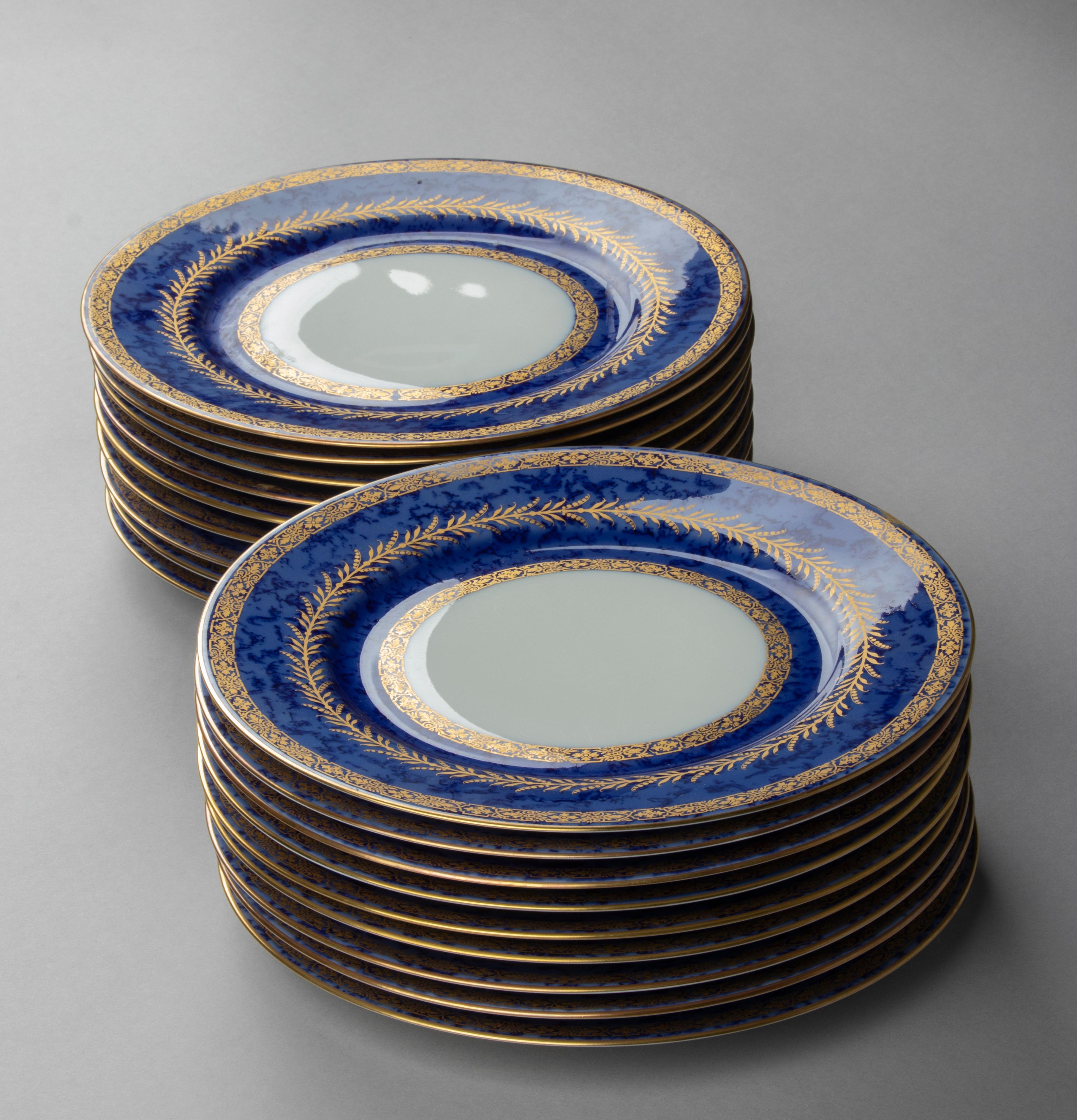 Ensemble de 18 assiettes à dîner en porcelaine fabriquées par Raynaud Limoges 1