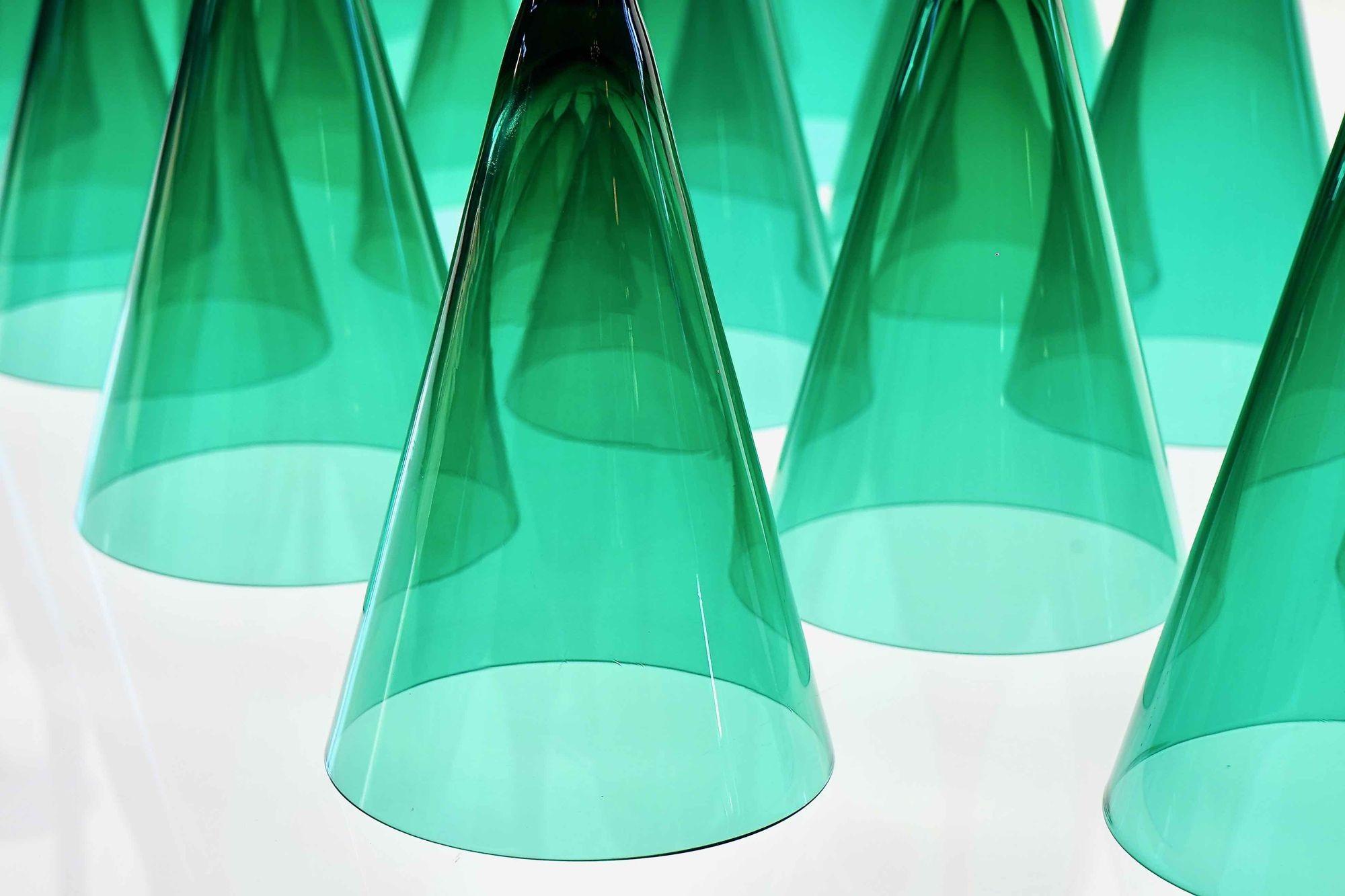 Ensemble de 18 flûtes Cenedese signées de Murano. fumato vert et cobalt en vente 4