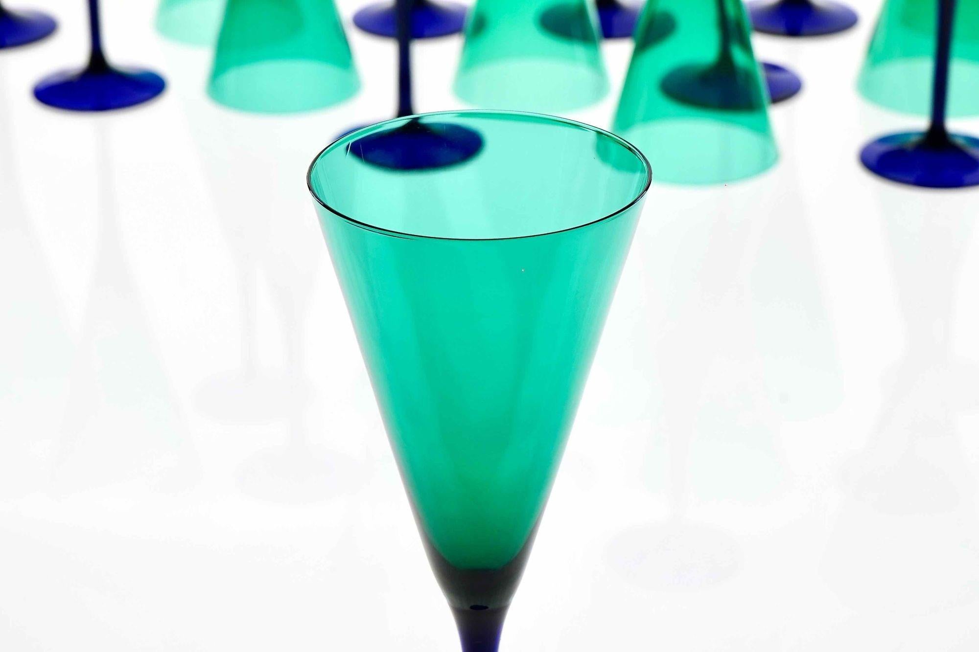 Ensemble de 18 flûtes Cenedese signées de Murano. fumato vert et cobalt en vente 5