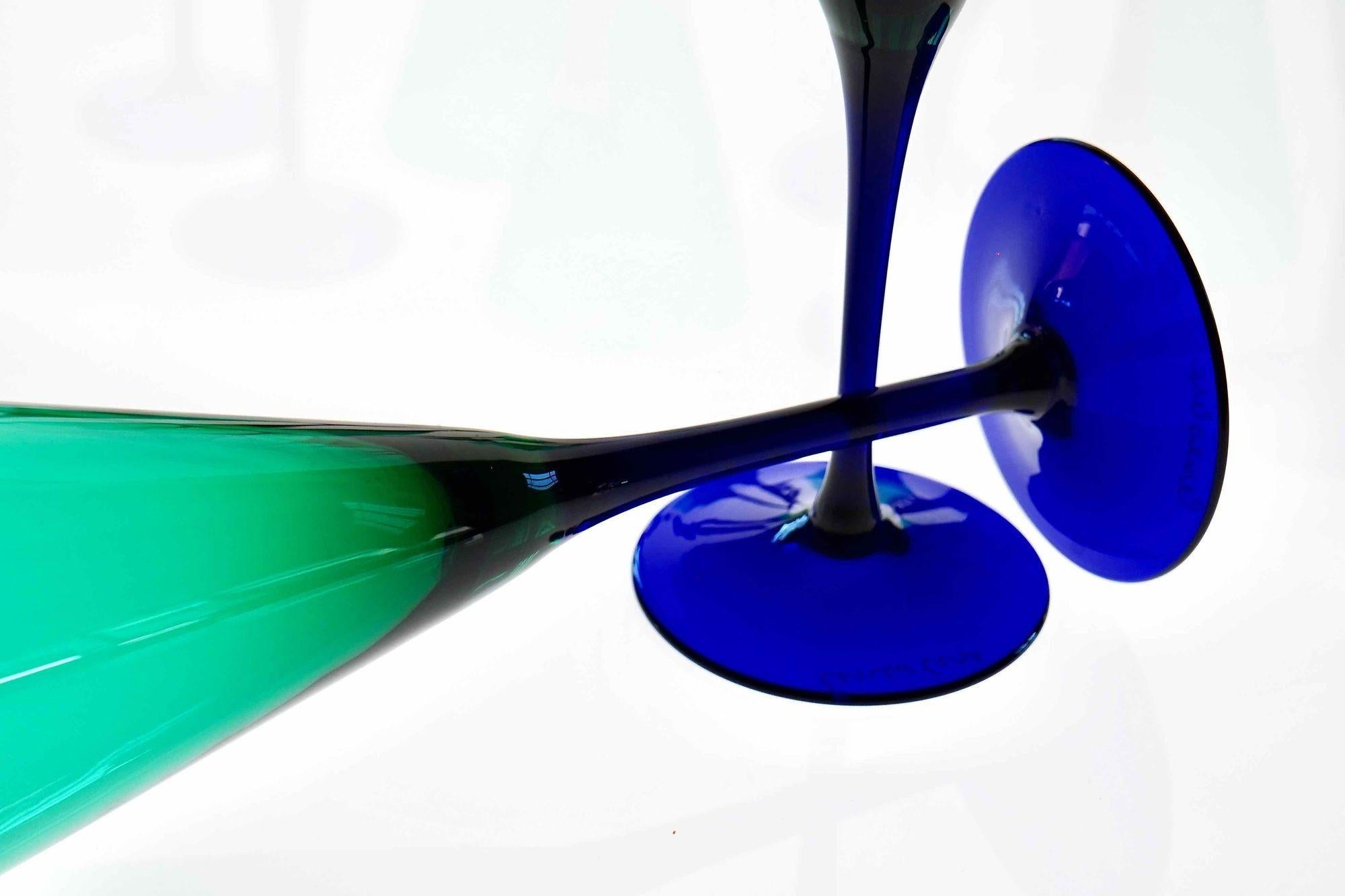 Ensemble de 18 flûtes Cenedese signées de Murano. fumato vert et cobalt en vente 6