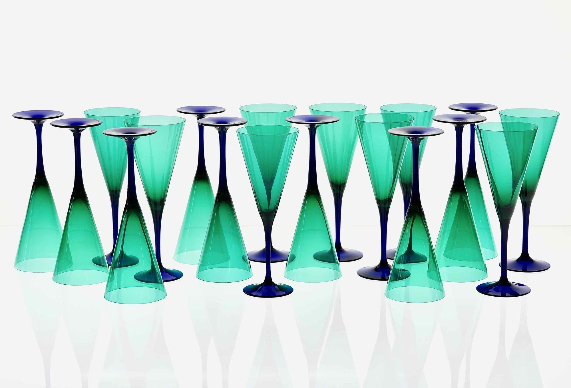 Ensemble de 18 flûtes Cenedese signées de Murano. fumato vert et cobalt en vente 8