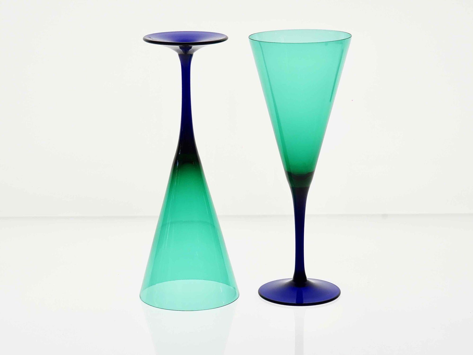Ensemble de 18 flûtes Cenedese signées de Murano. fumato vert et cobalt en vente 11