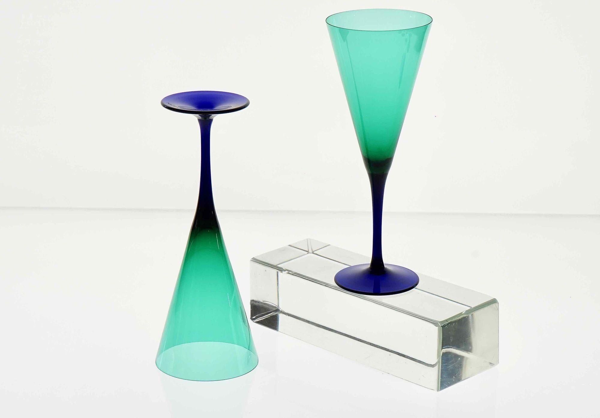 Ensemble de 18 flûtes Cenedese signées de Murano. fumato vert et cobalt en vente 12