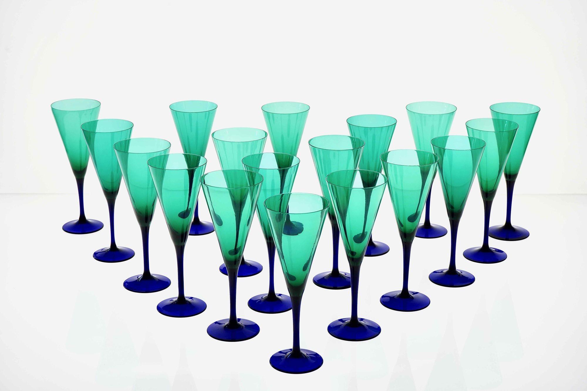Ensemble unique de 18 flûtes en verre de Murano faites à la main, de couleur verte et bleu cobalt profond.
Il est rare de trouver un ensemble complet de ce nombre pour un vrai verre ancien. C'est tout simplement impossible à reproduire.

Ces