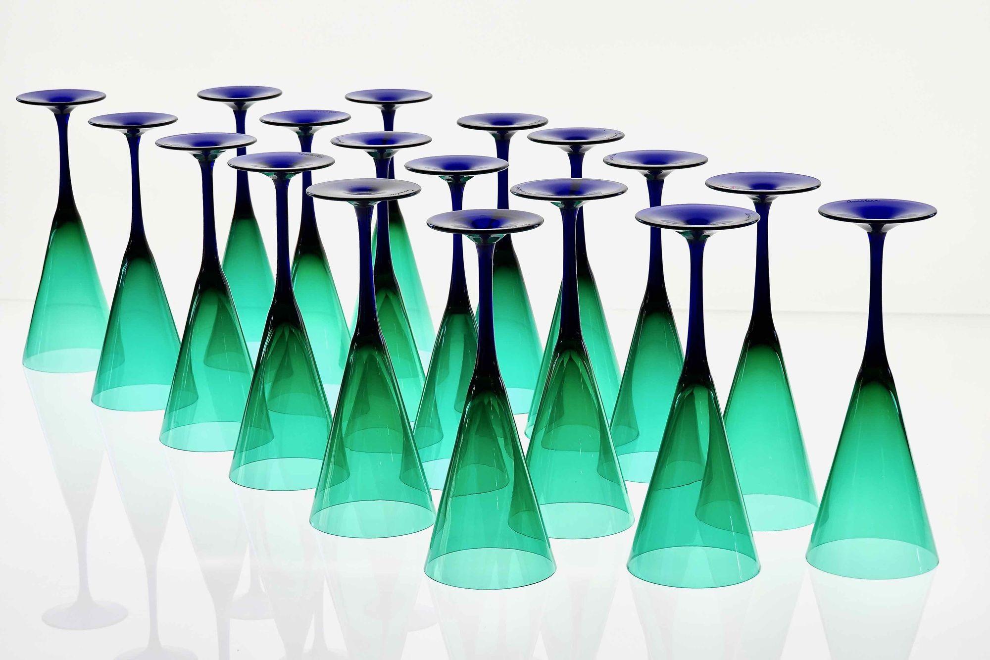 Mid-Century Modern Ensemble de 18 flûtes Cenedese signées de Murano. fumato vert et cobalt en vente