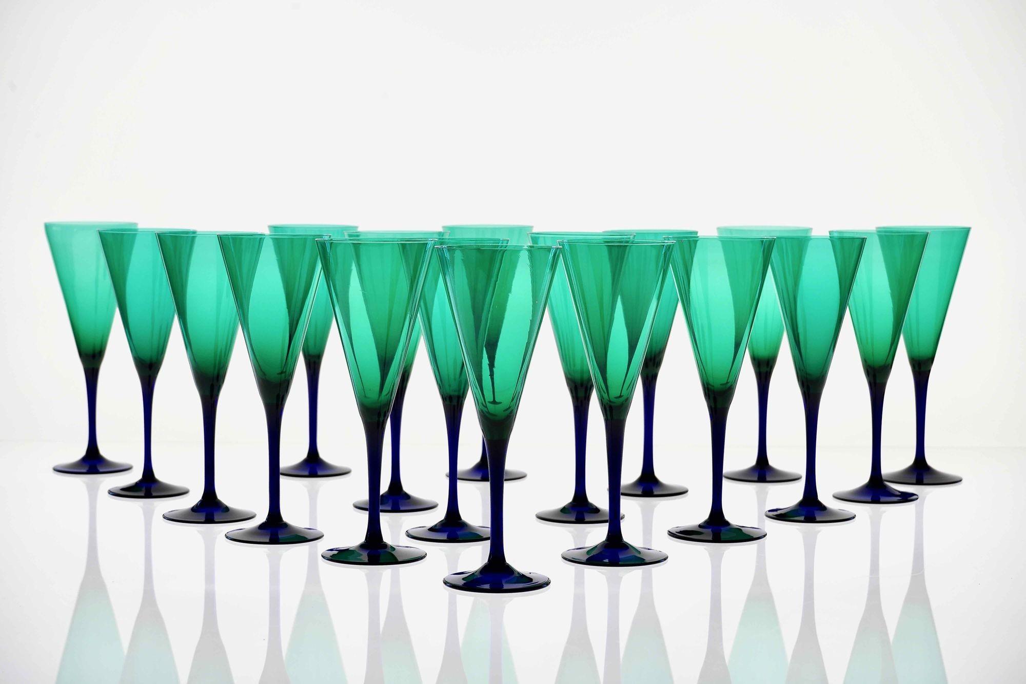 italien Ensemble de 18 flûtes Cenedese signées de Murano. fumato vert et cobalt en vente