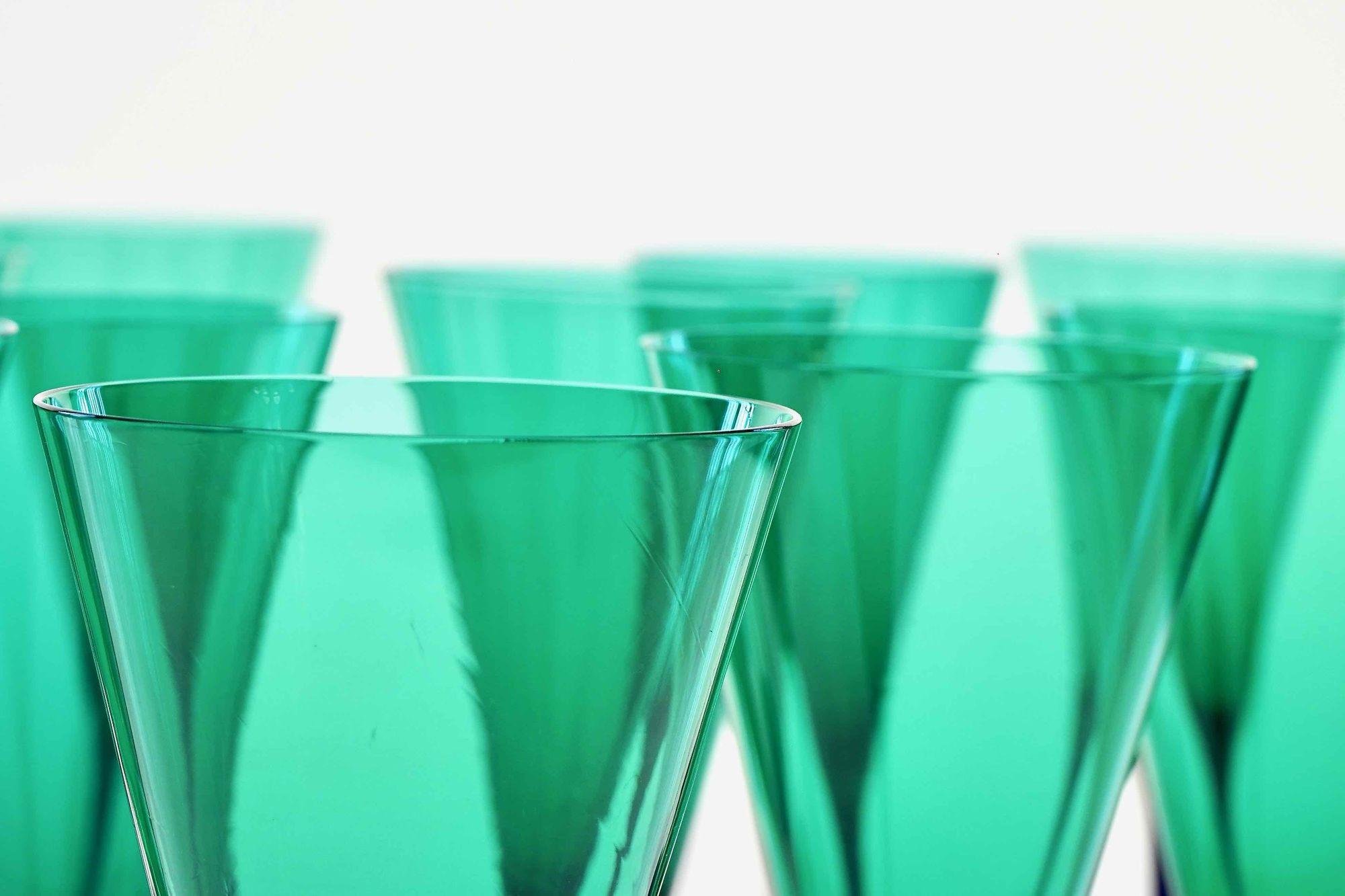 20ième siècle Ensemble de 18 flûtes Cenedese signées de Murano. fumato vert et cobalt en vente