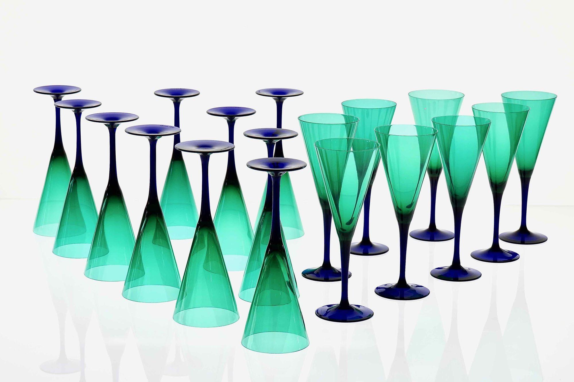 Verre d'art Ensemble de 18 flûtes Cenedese signées de Murano. fumato vert et cobalt en vente