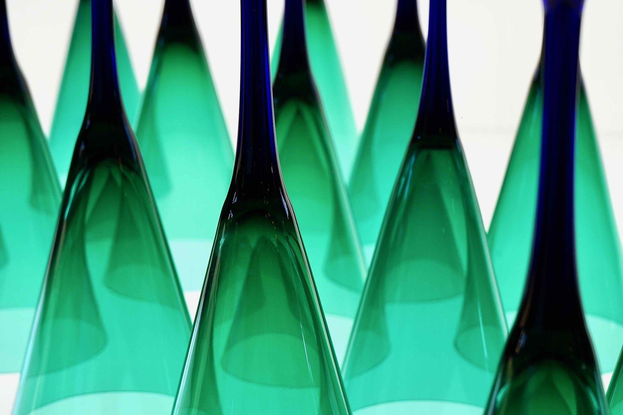 Ensemble de 18 flûtes Cenedese signées de Murano. fumato vert et cobalt en vente 2