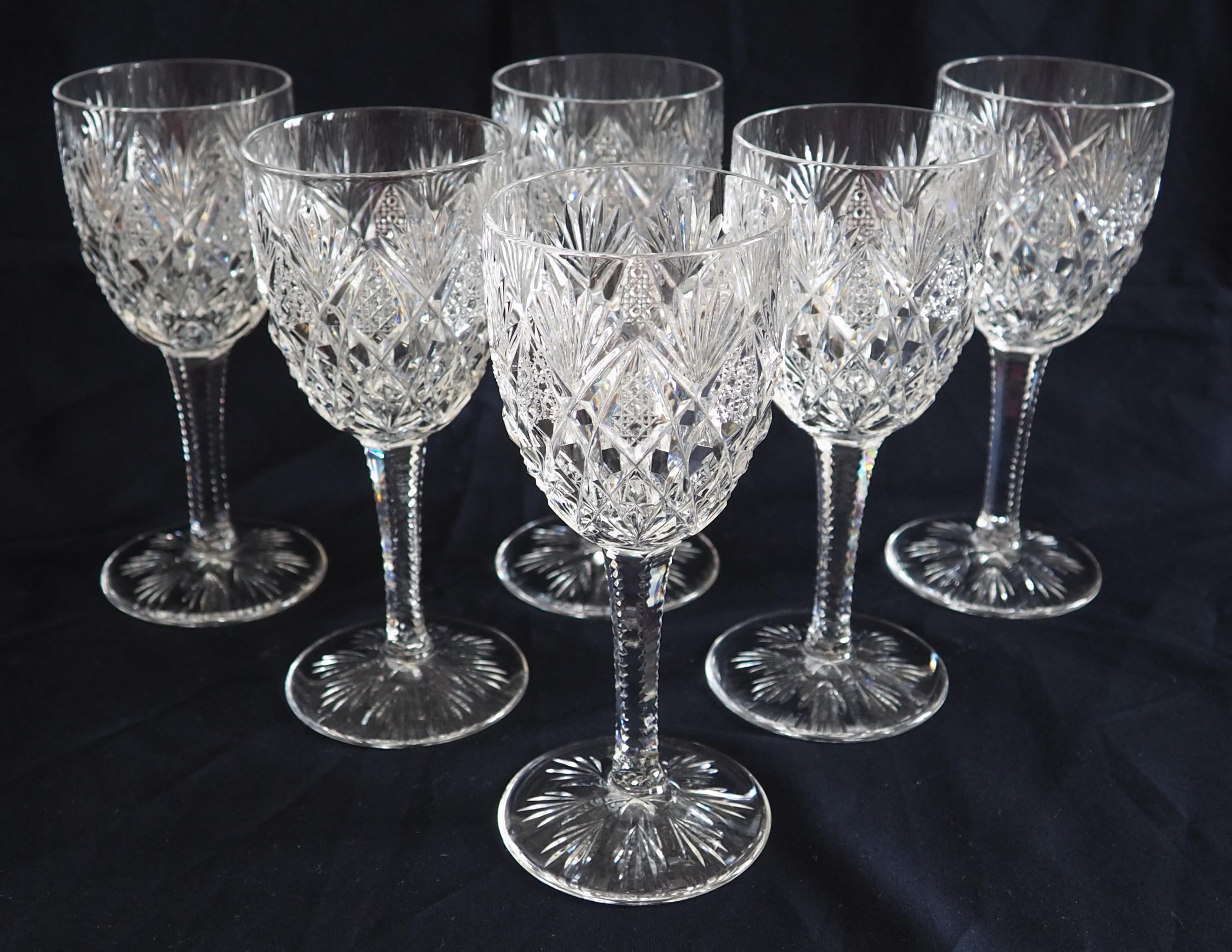 Bellissimo set di bicchieri in cristallo Saint Louis per 6 ospiti composto da :
- 6 bicchieri da acqua (altezza 18,1 cm)
- 6 bicchieri da vino rosso (altezza 16,4cm / 6