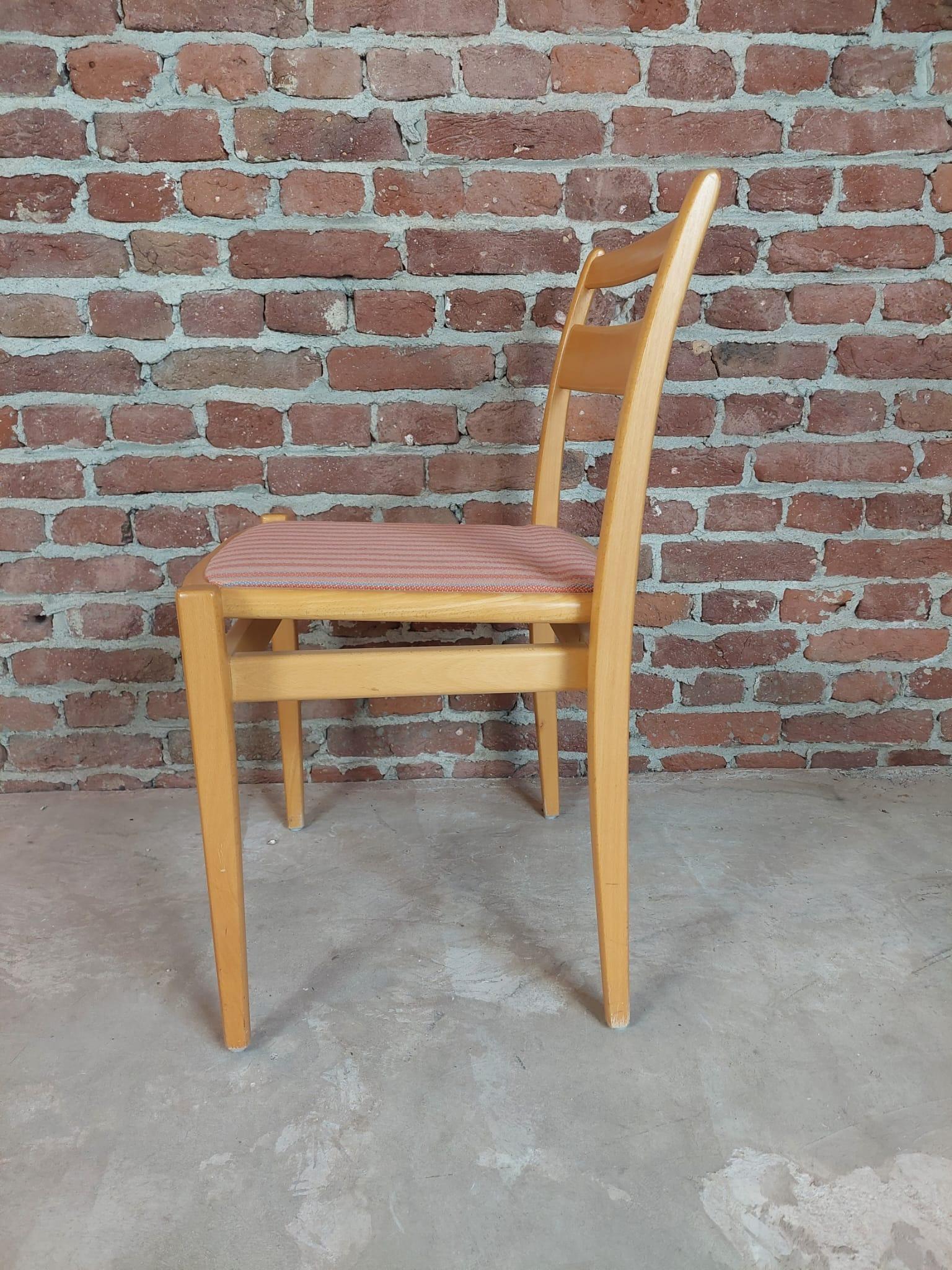 Ensemble de 18 chaises empilables, Danemark, 1960

Informations complémentaires :
Pays de fabrication - Danemark
Période de conception - 1960
Période de production - 1960
Style - Midcentury / Design/One
MATERIAL - Bois de Beeche et tissu
Couleur -