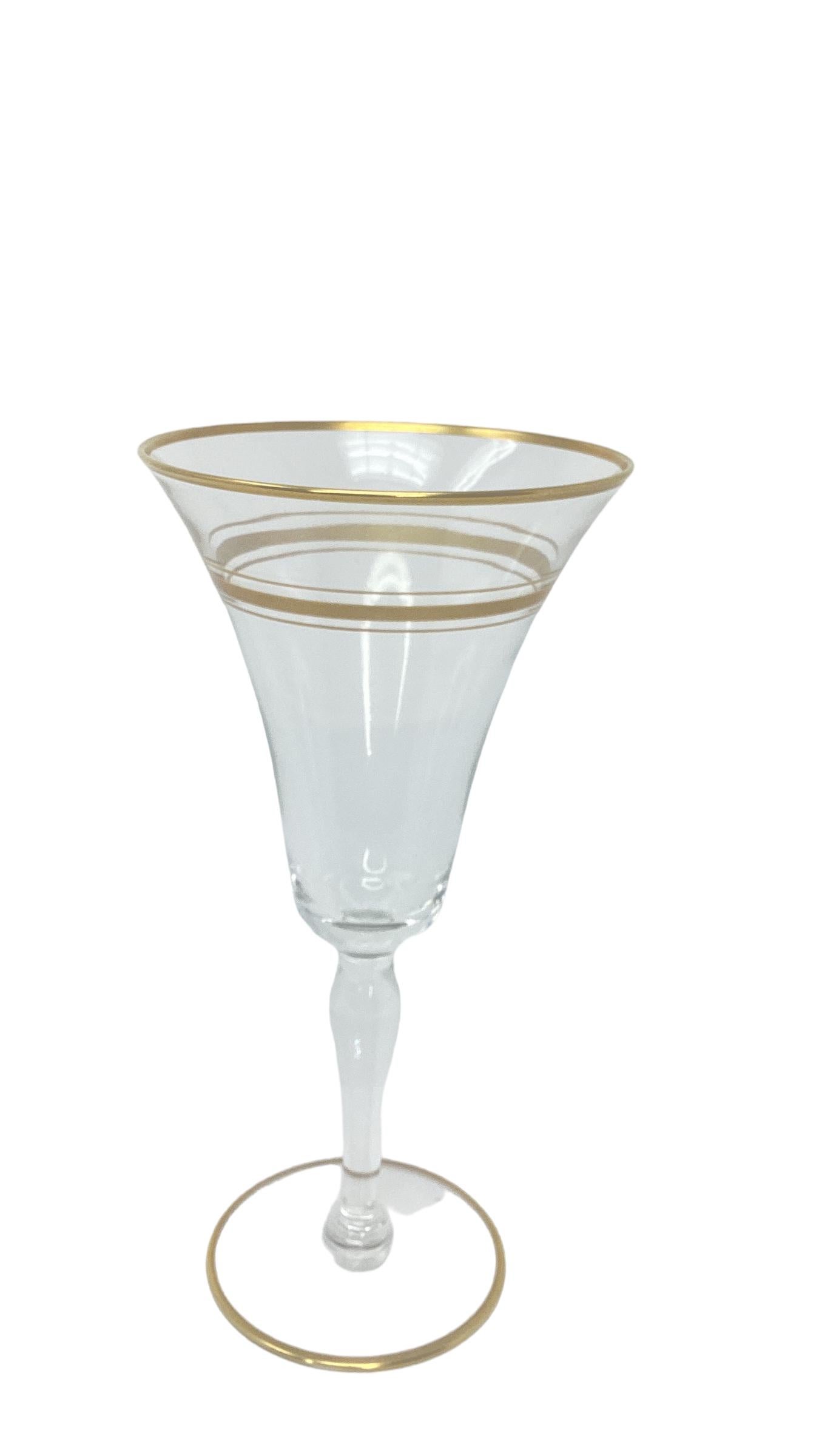 Mid-Century Modern Ensemble de 18 verres à pied en verre vintage bordés d'or  en vente