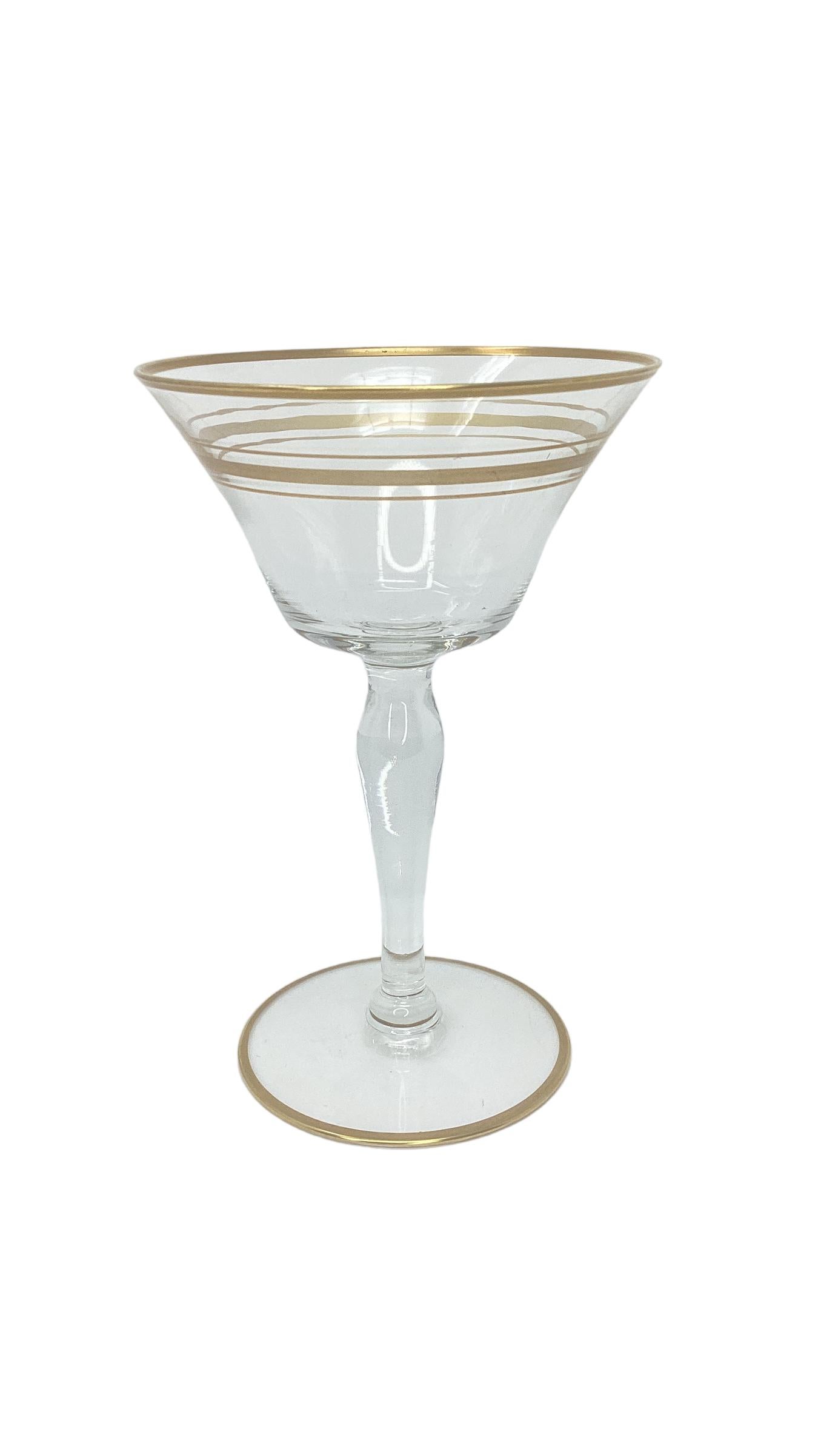 Milieu du XXe siècle Ensemble de 18 verres à pied en verre vintage bordés d'or  en vente