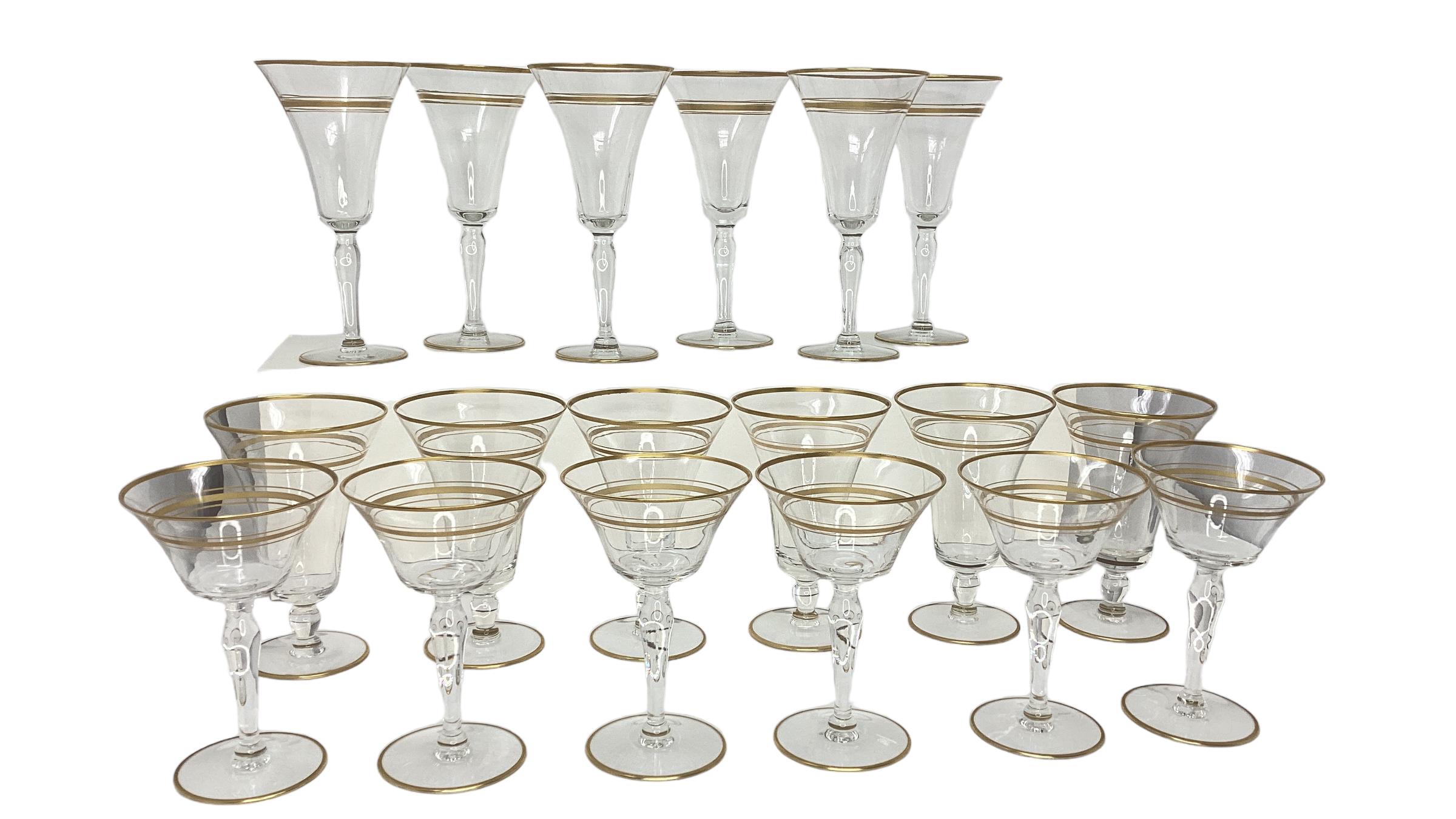Ensemble de 18 verres à pied en verre vintage bordés d'or  en vente 2