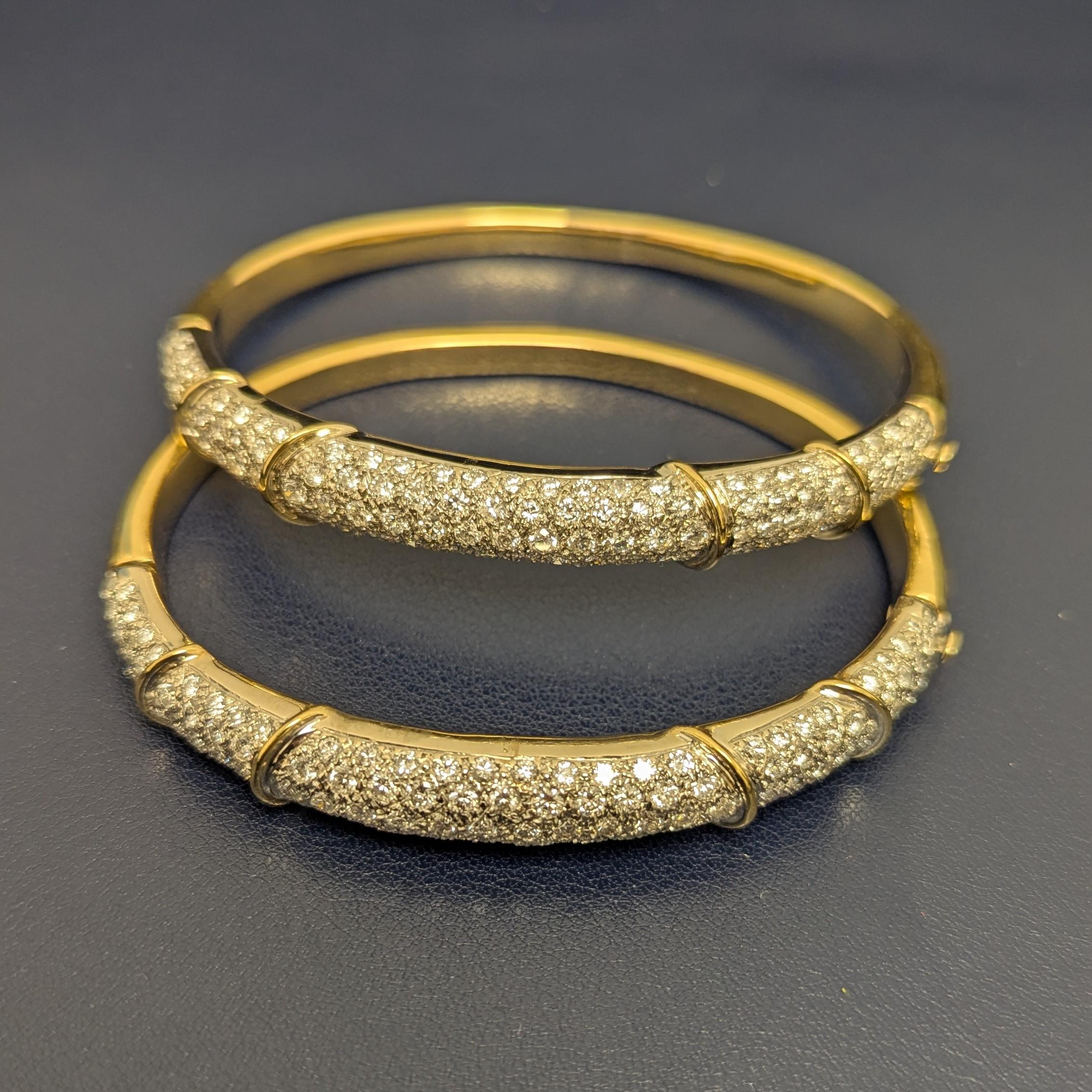 Ensemble de bracelets jonc en or blanc et jaune bicolore 18 carats avec diamants Bon état - En vente à New York, NY