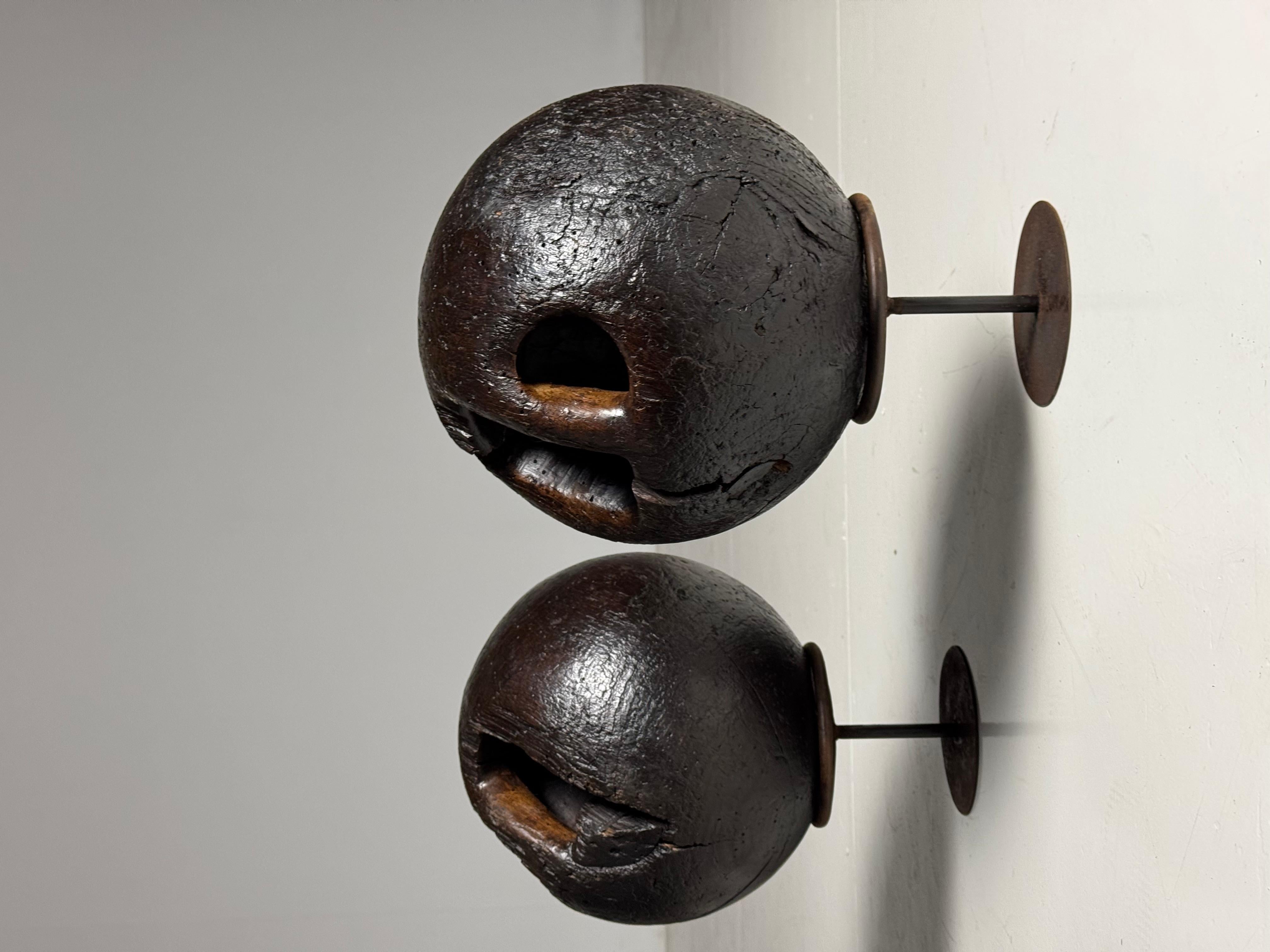 Jeu de 2 belles boules de bowling originales en bois dur massif. Originaire d'Europe du Sud, au XVIIIe siècle. Traces de xylophages, mais non actives. Belle couleur. Sur le stand.