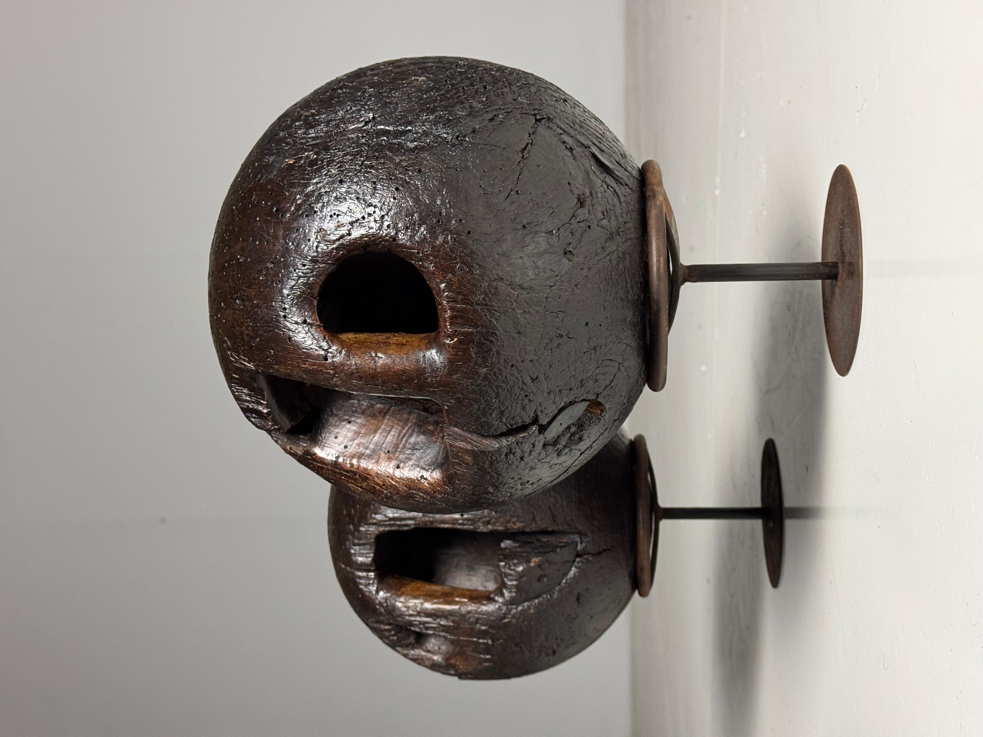 Bois de feuillus Jeu de boules de bowling du 18e siècle sur support en bois en vente
