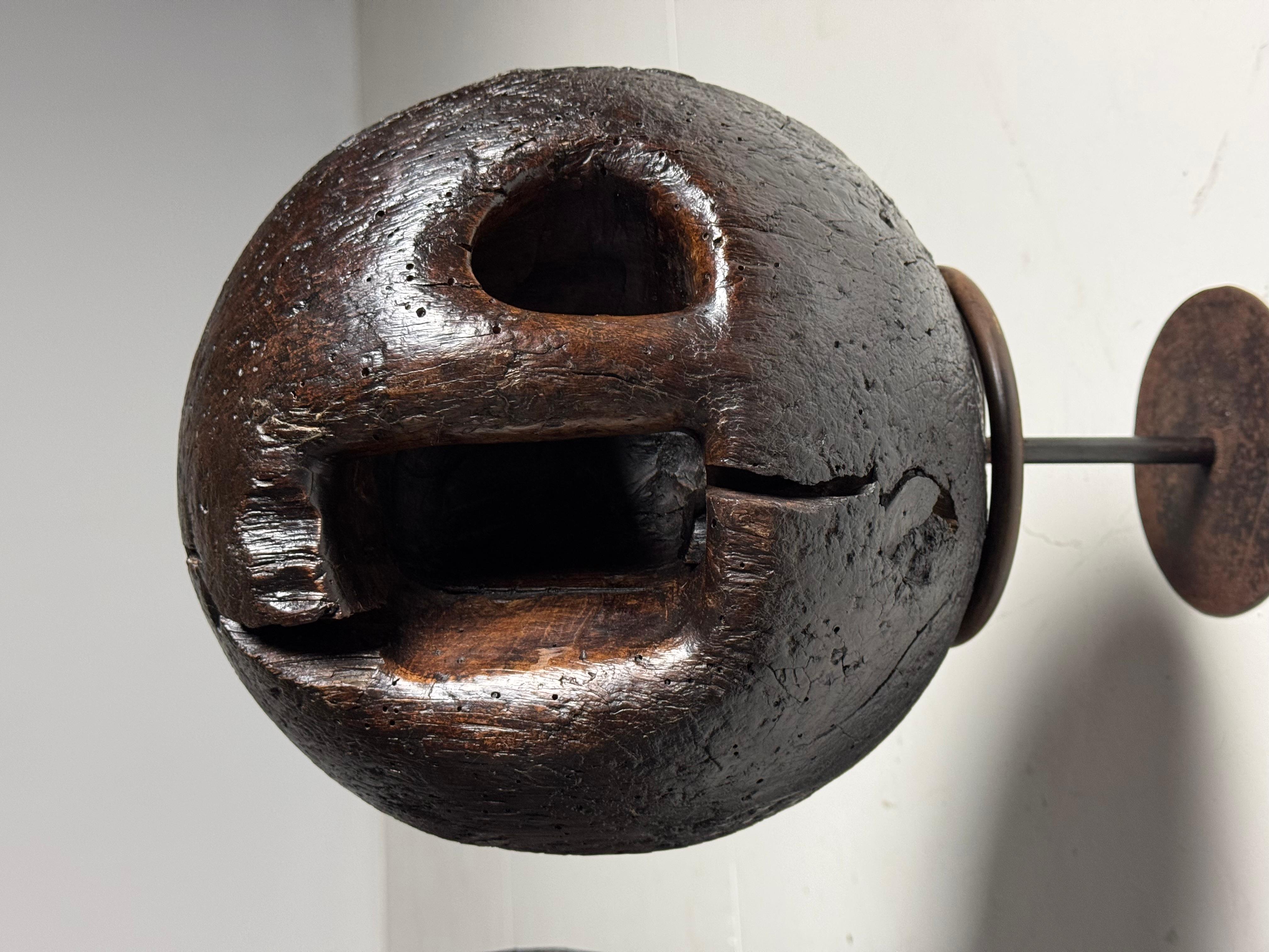 Jeu de boules de bowling du 18e siècle sur support en bois en vente 1