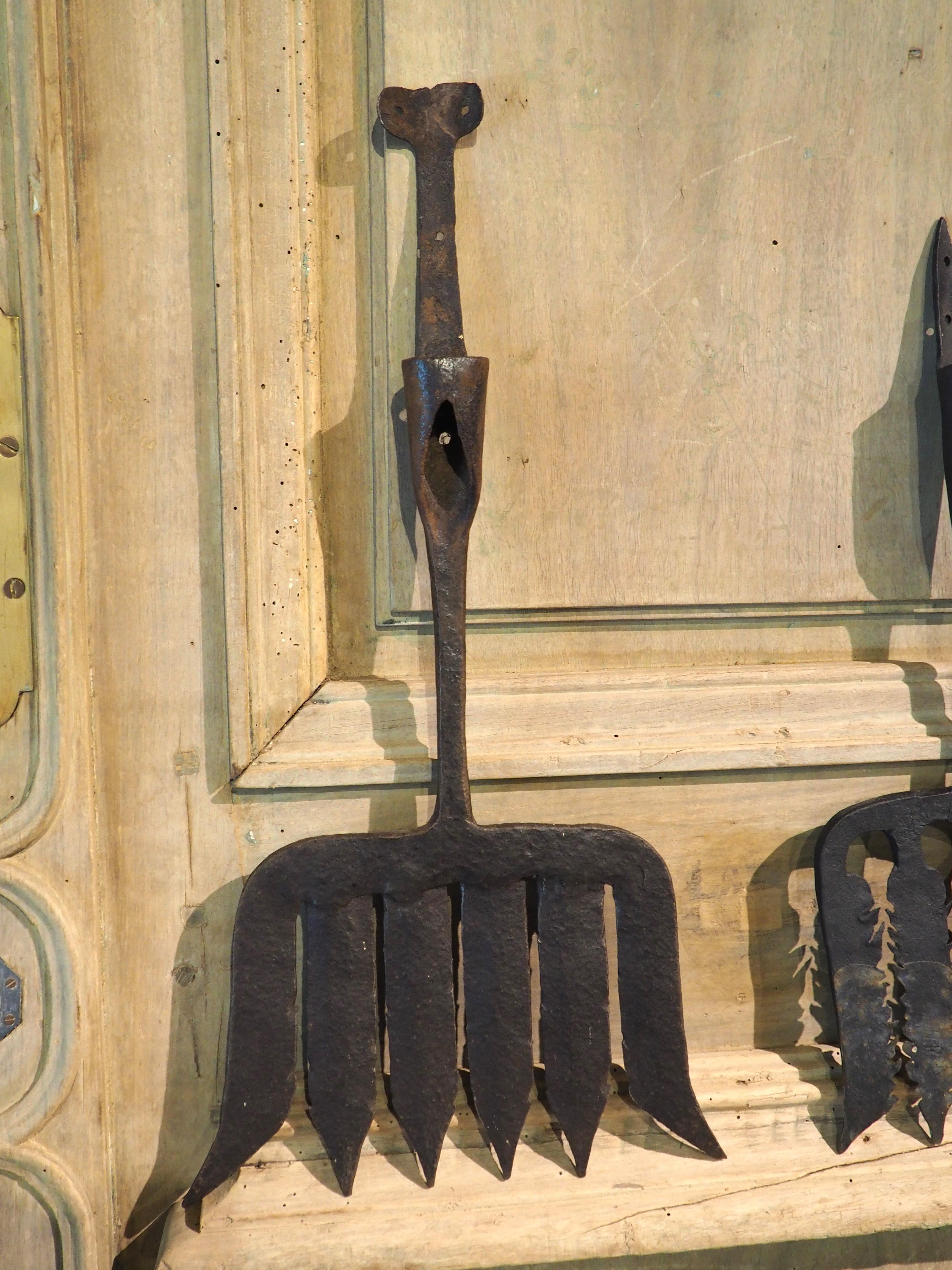 Known as gigs, these forged iron eel catchers from the Netherlands date to the 1700s. Implements such as these have several names (eel rakes, piercers, etc.), all designed to spear eels when fishing. Fisherman would “stab” the muddy waters where