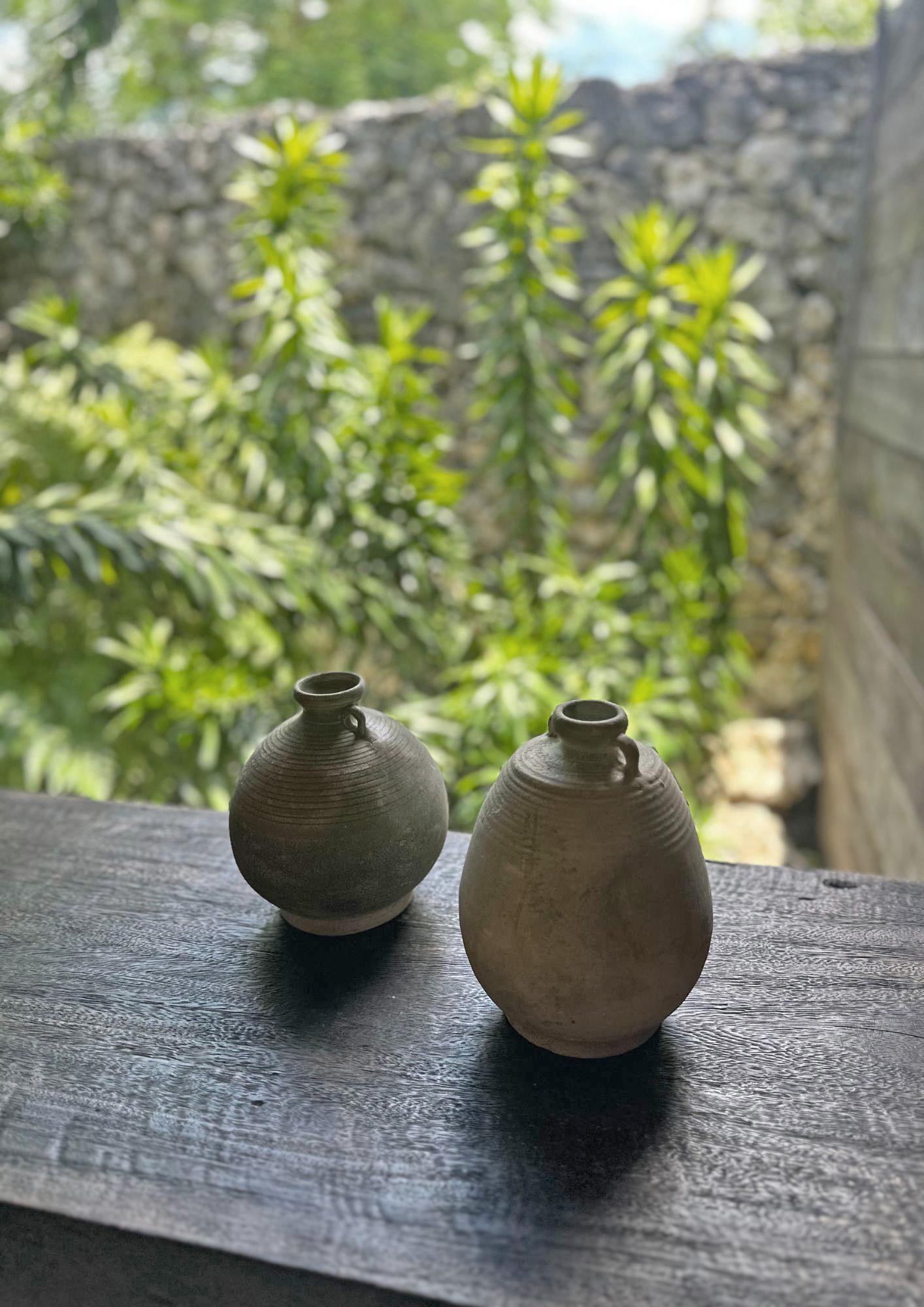 Magnifique paire de jarres en céramique Sawankhalok, provenant d'une épave au large de l'île indonésienne de Batam. Batam était l'un des ports les plus importants et les plus influents de la mer de Chine méridionale, où se déroulaient de nombreux