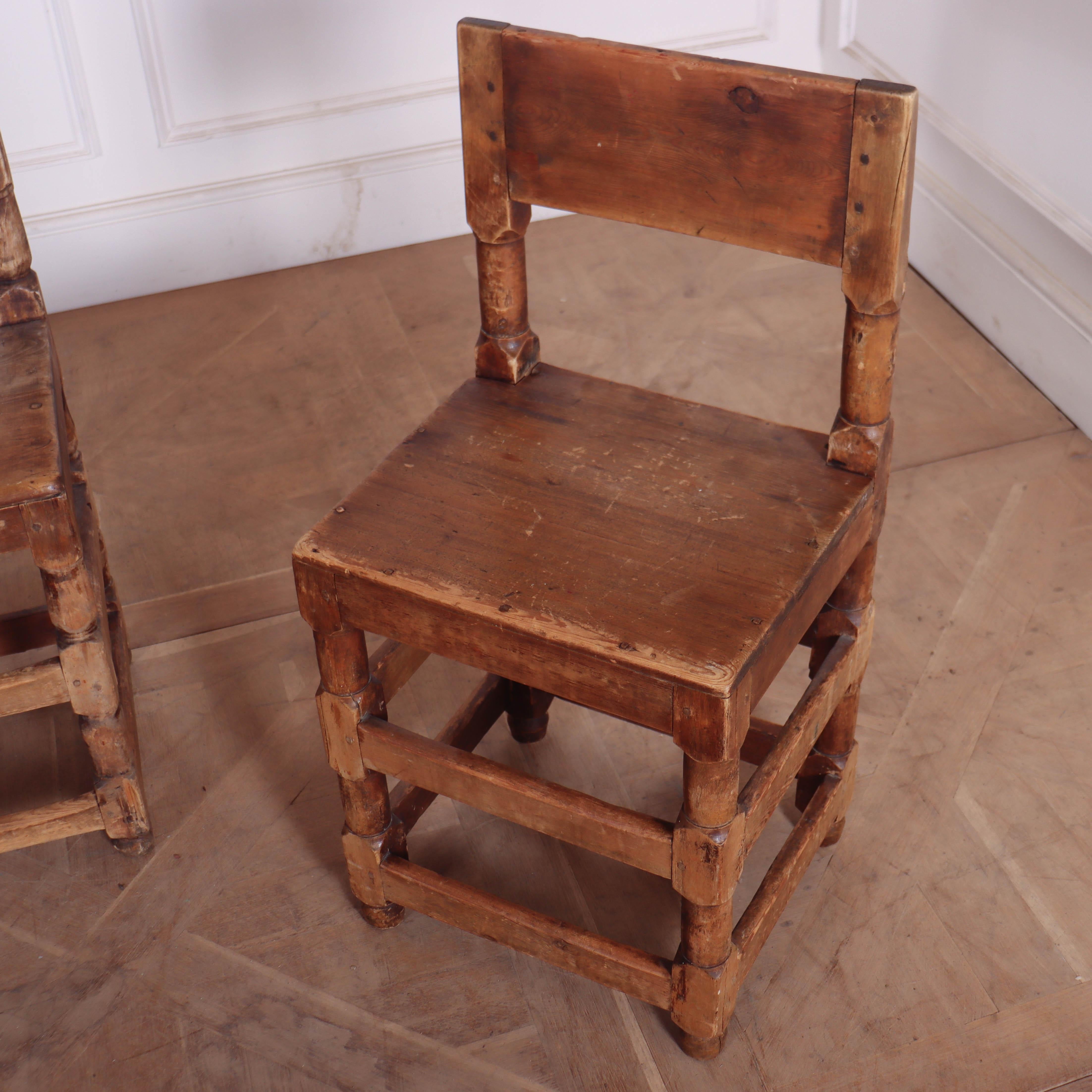 Satz schwedischer Stühle aus dem 18. Jahrhundert (Kiefernholz) im Angebot
