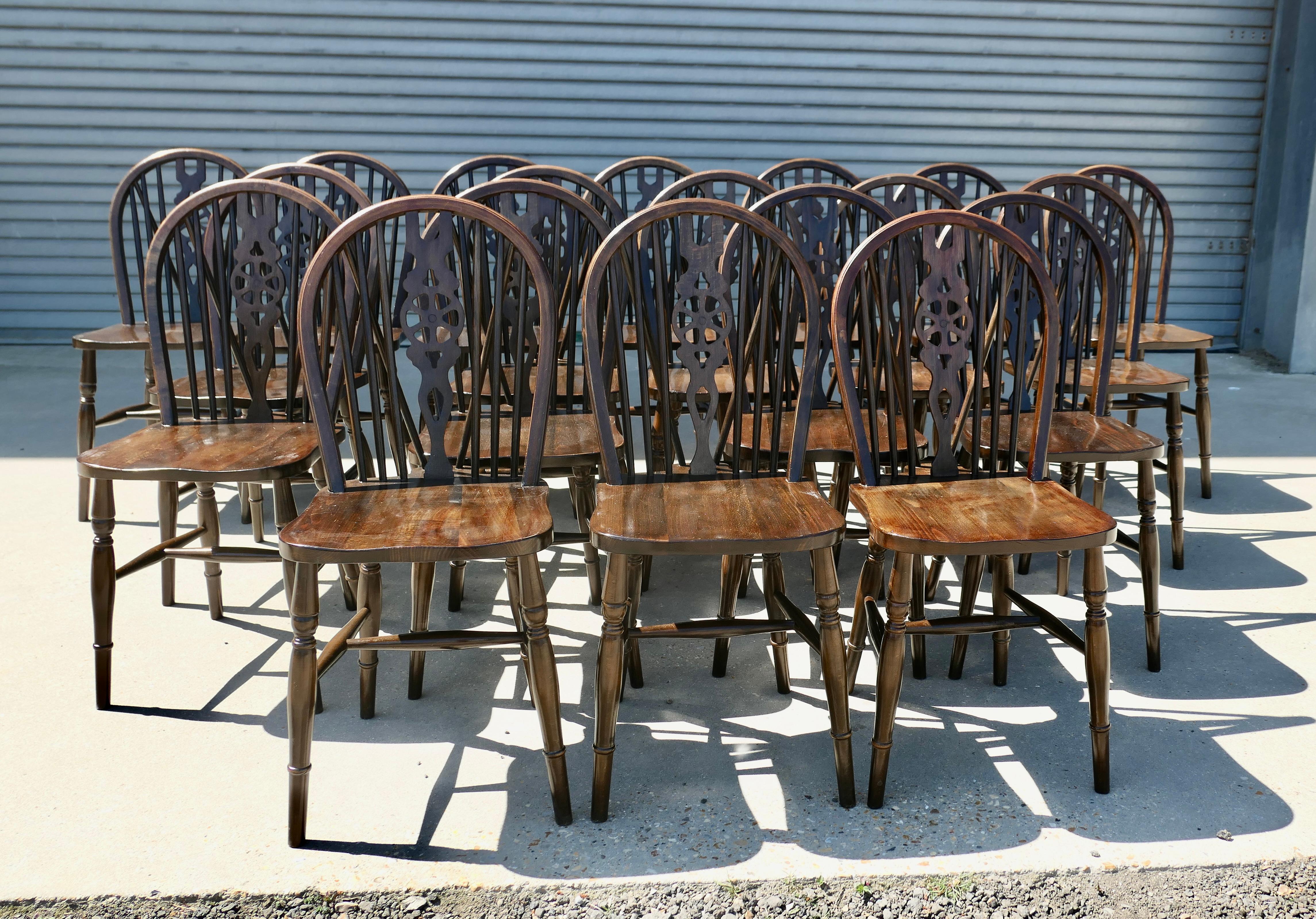Set di 19 sedie da pranzo da cucina Windsor con schienale a ruota in Beeche in vendita 5