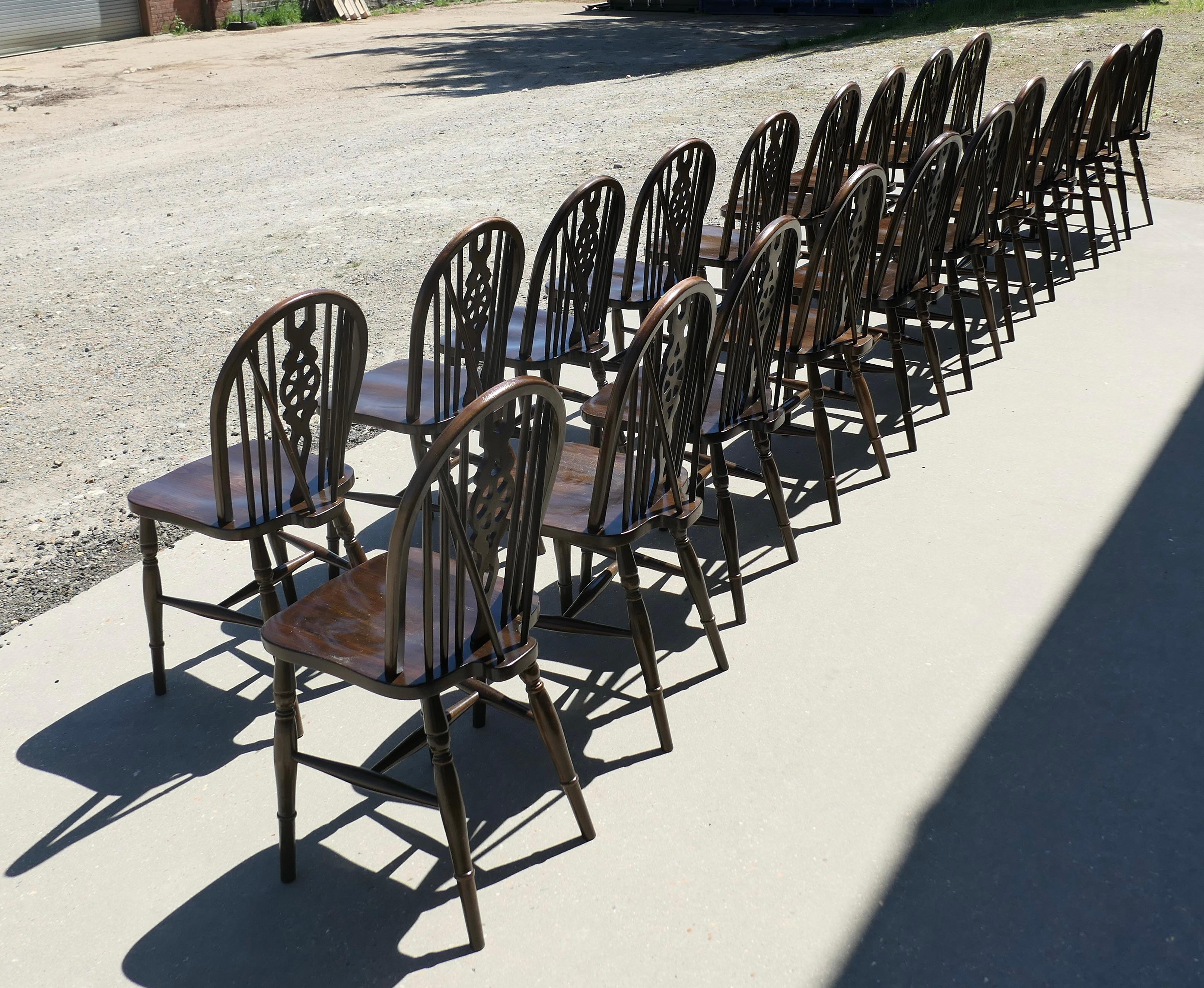 Set di 19 sedie da pranzo da cucina Windsor con schienale a ruota in Beeche

Le sedie hanno un design classico e sono realizzate in modo tradizionale, hanno lo schienale a cerchio con un cuneo nel tradizionale stile Windsor e la spalliera a forma di