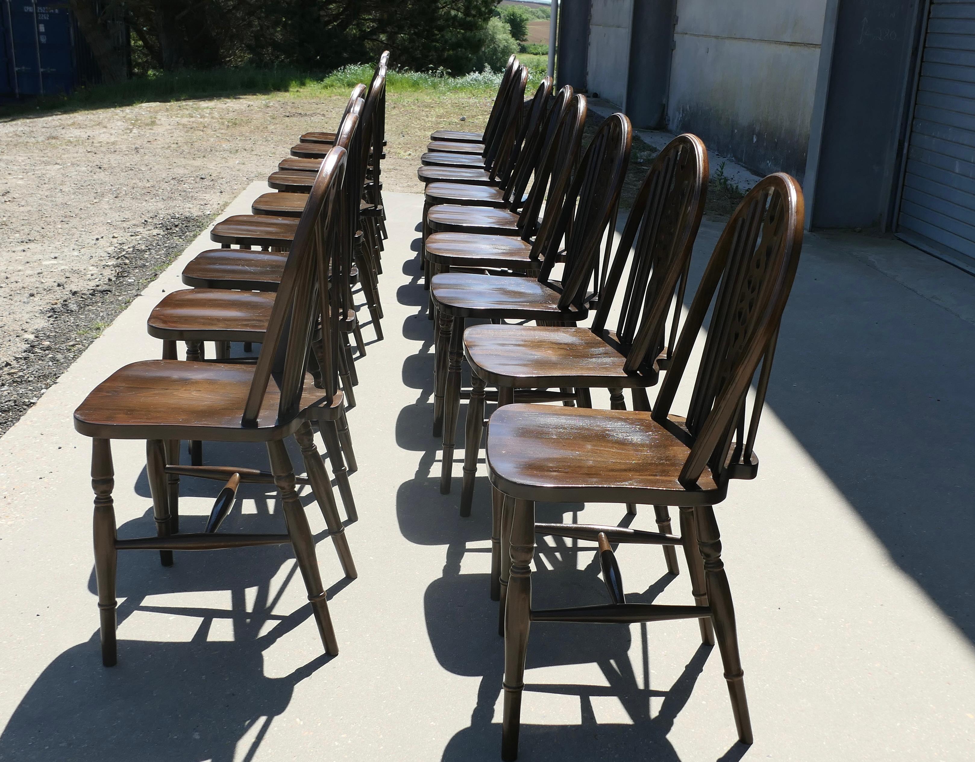 Country Set di 19 sedie da pranzo da cucina Windsor con schienale a ruota in Beeche in vendita