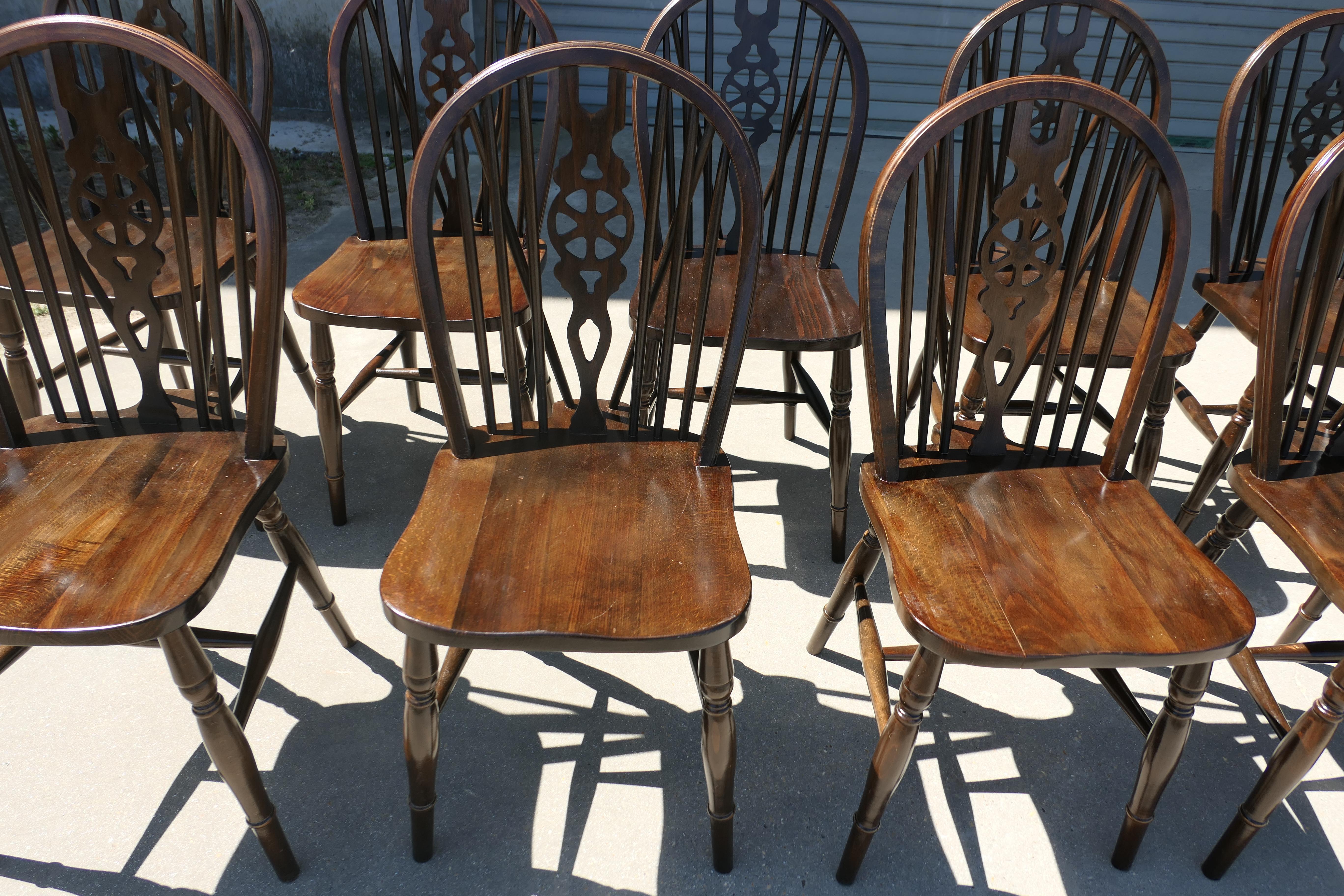 Faggio Set di 19 sedie da pranzo da cucina Windsor con schienale a ruota in Beeche in vendita