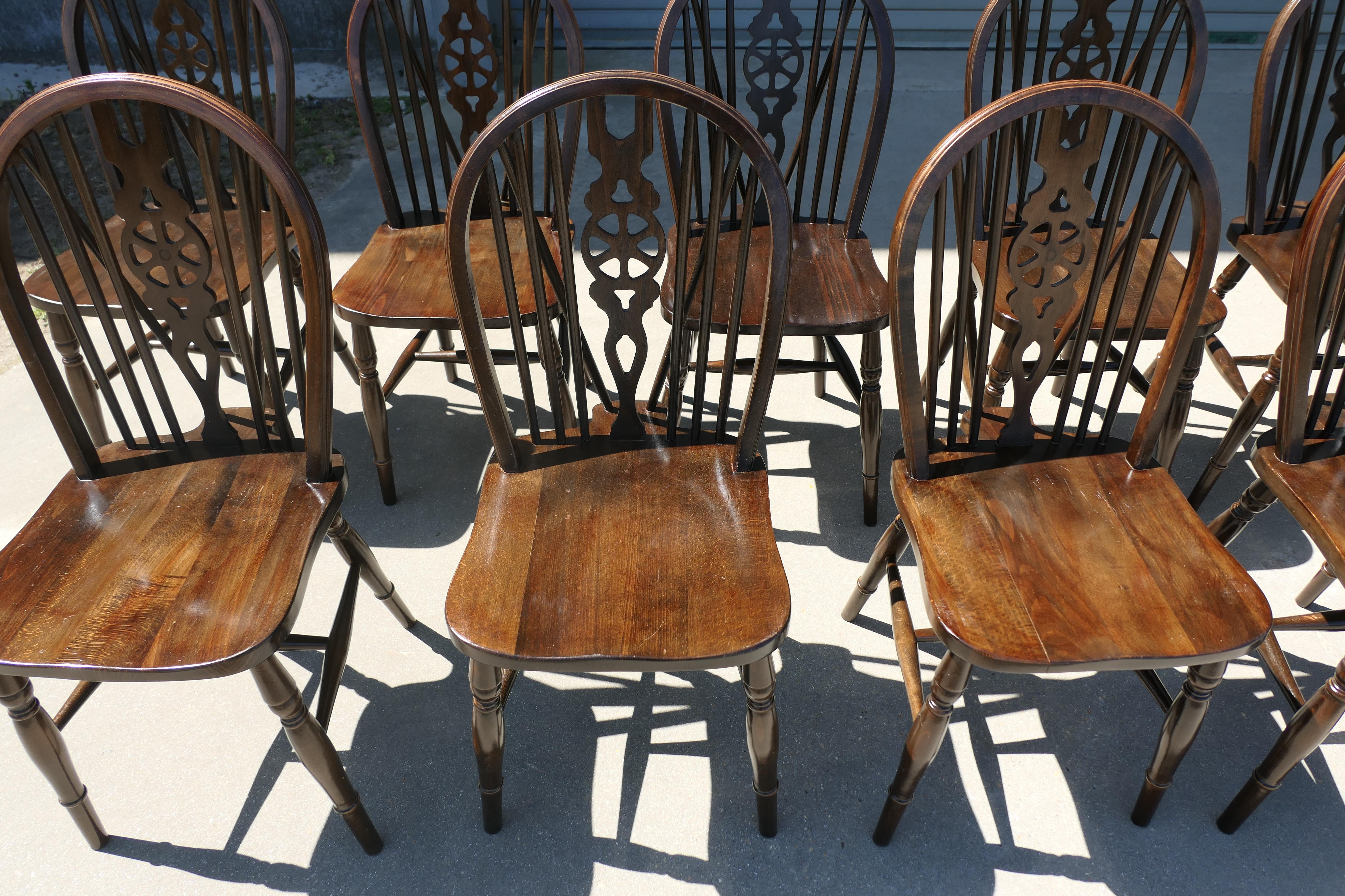 Set di 19 sedie da pranzo da cucina Windsor con schienale a ruota in Beeche in vendita 1