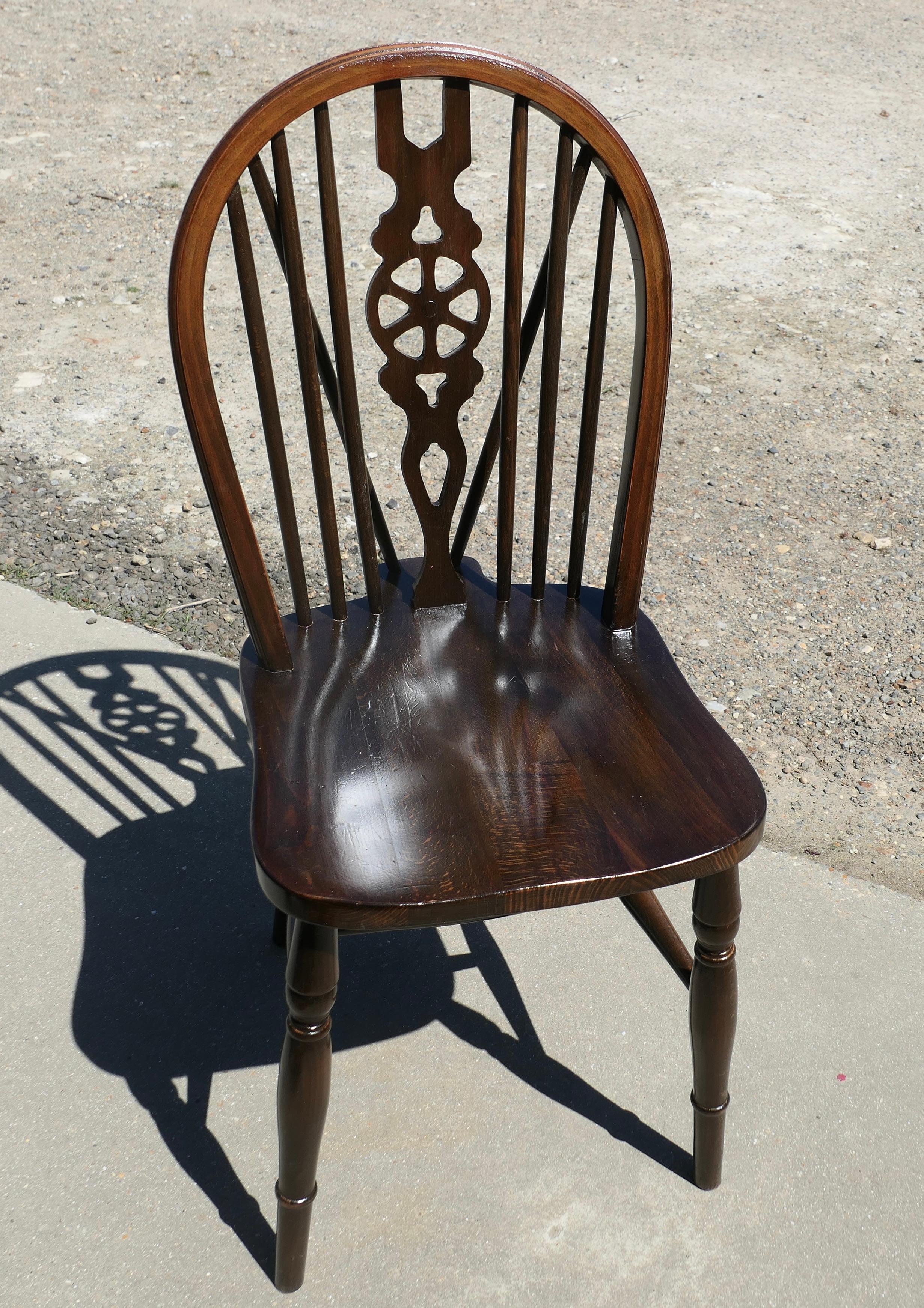 Set di 19 sedie da pranzo da cucina Windsor con schienale a ruota in Beeche in vendita 3