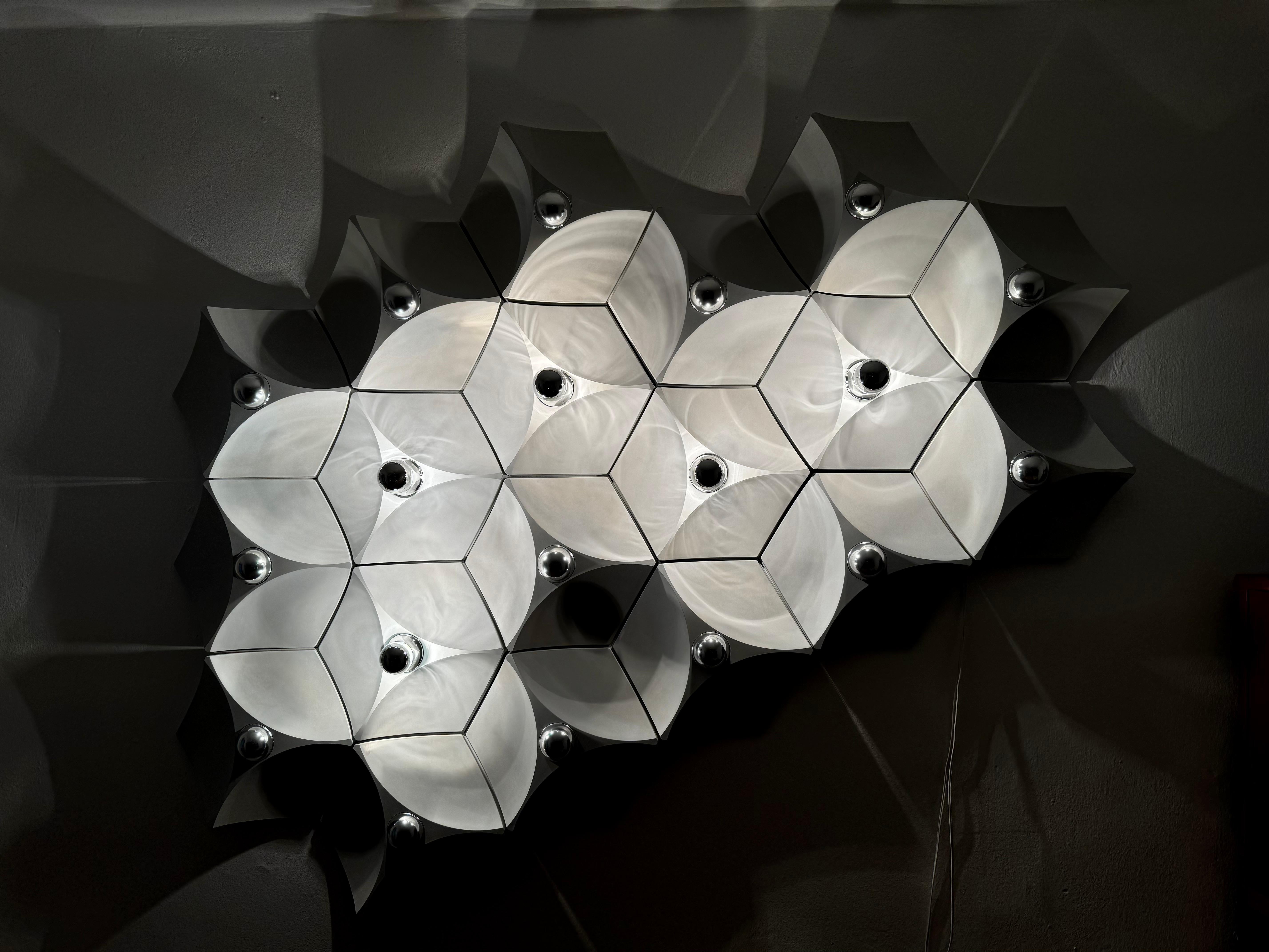 Ensemble de lampes murales ou encastrées en plastique de l'ère spatiale 19 par Hoffmeister Leuchten en vente 3