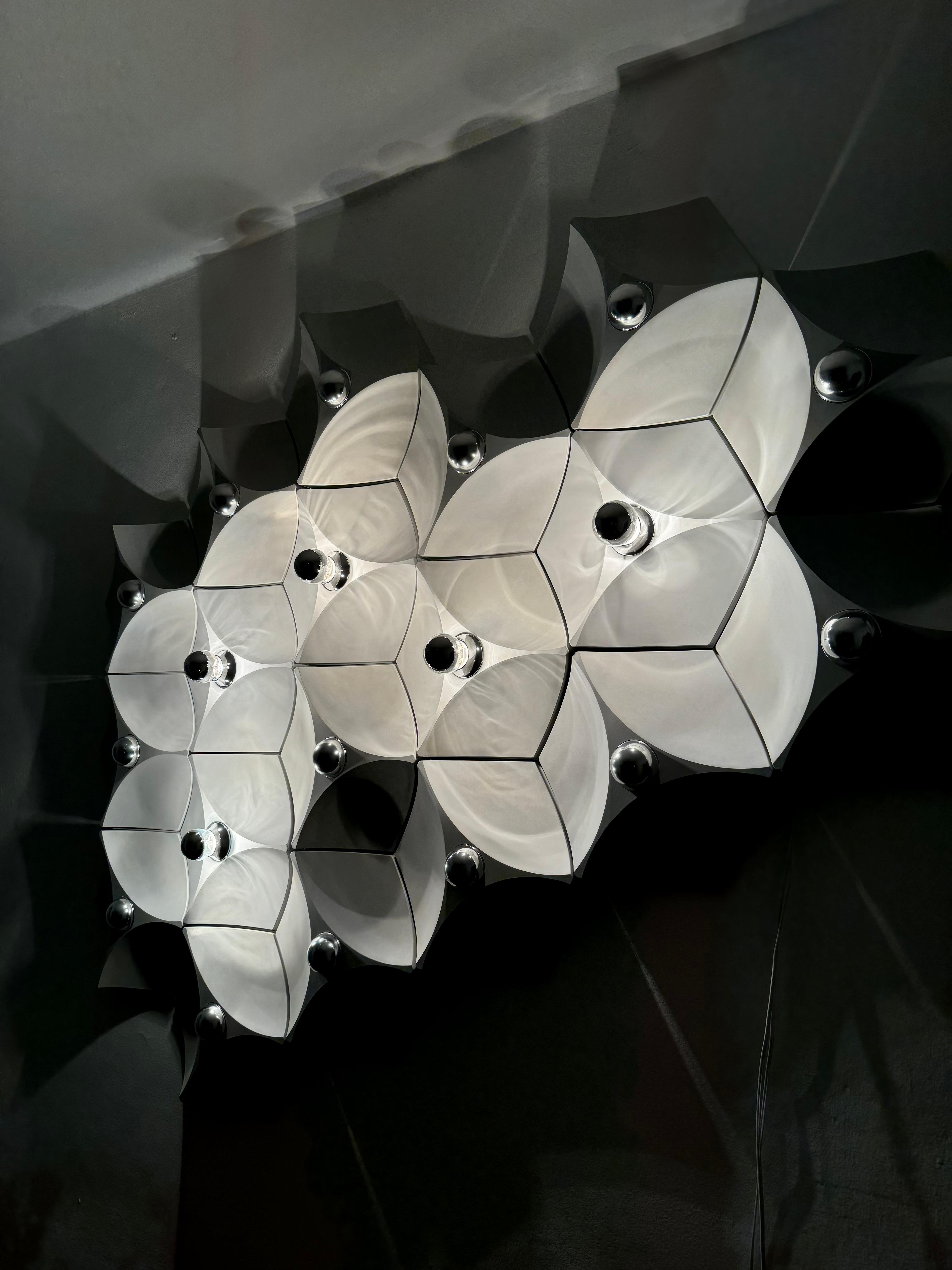 Ensemble de lampes murales ou encastrées en plastique de l'ère spatiale 19 par Hoffmeister Leuchten en vente 4