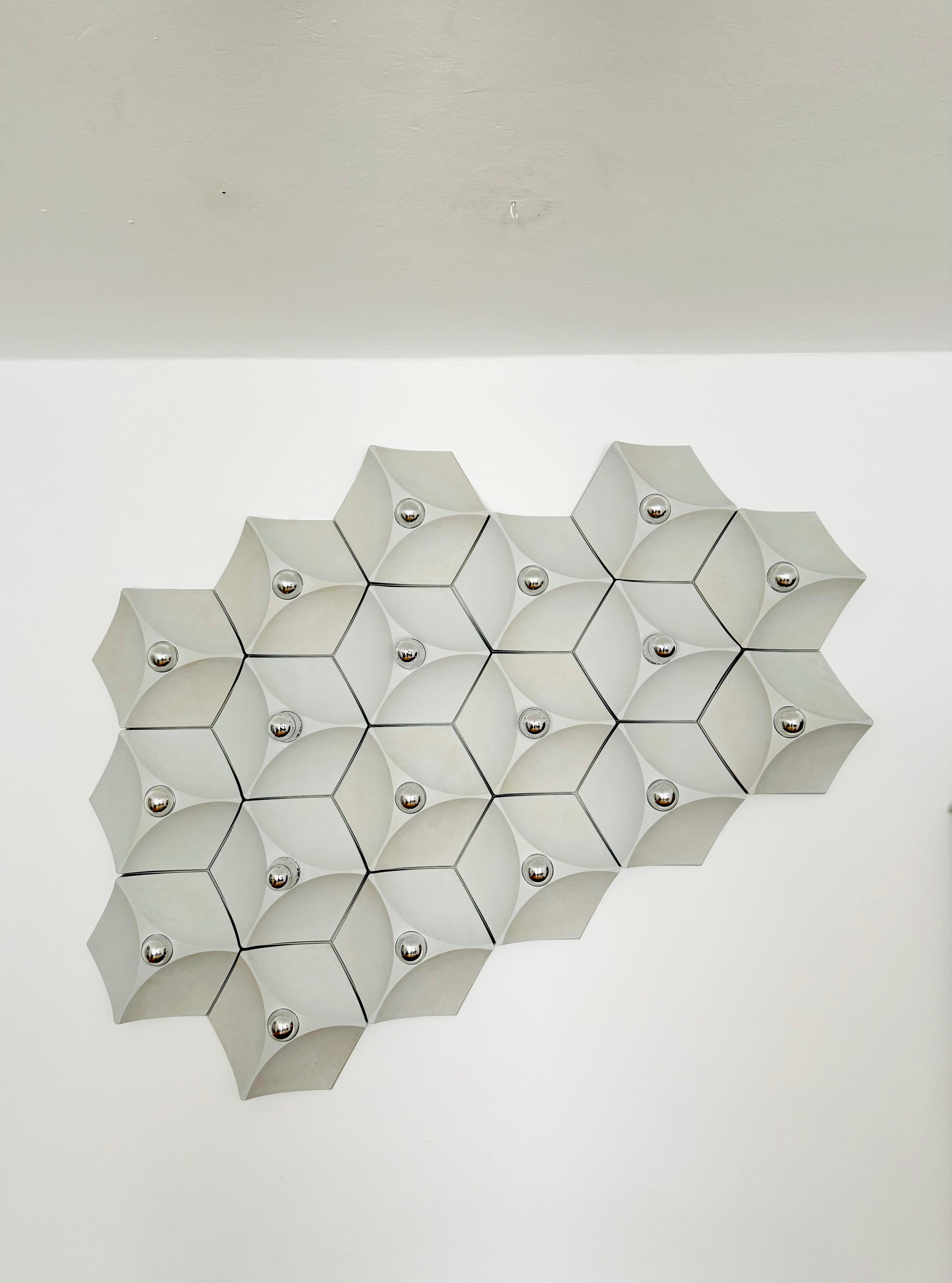 Merveilleuse et très grande lampe murale ou de plafond de l'ère spatiale des années 1960.
Les lampes en plastique sont fabriquées avec une très grande qualité.
Un design très contemporain avec un look fantastique.
Un jeu de lumière spectaculaire est