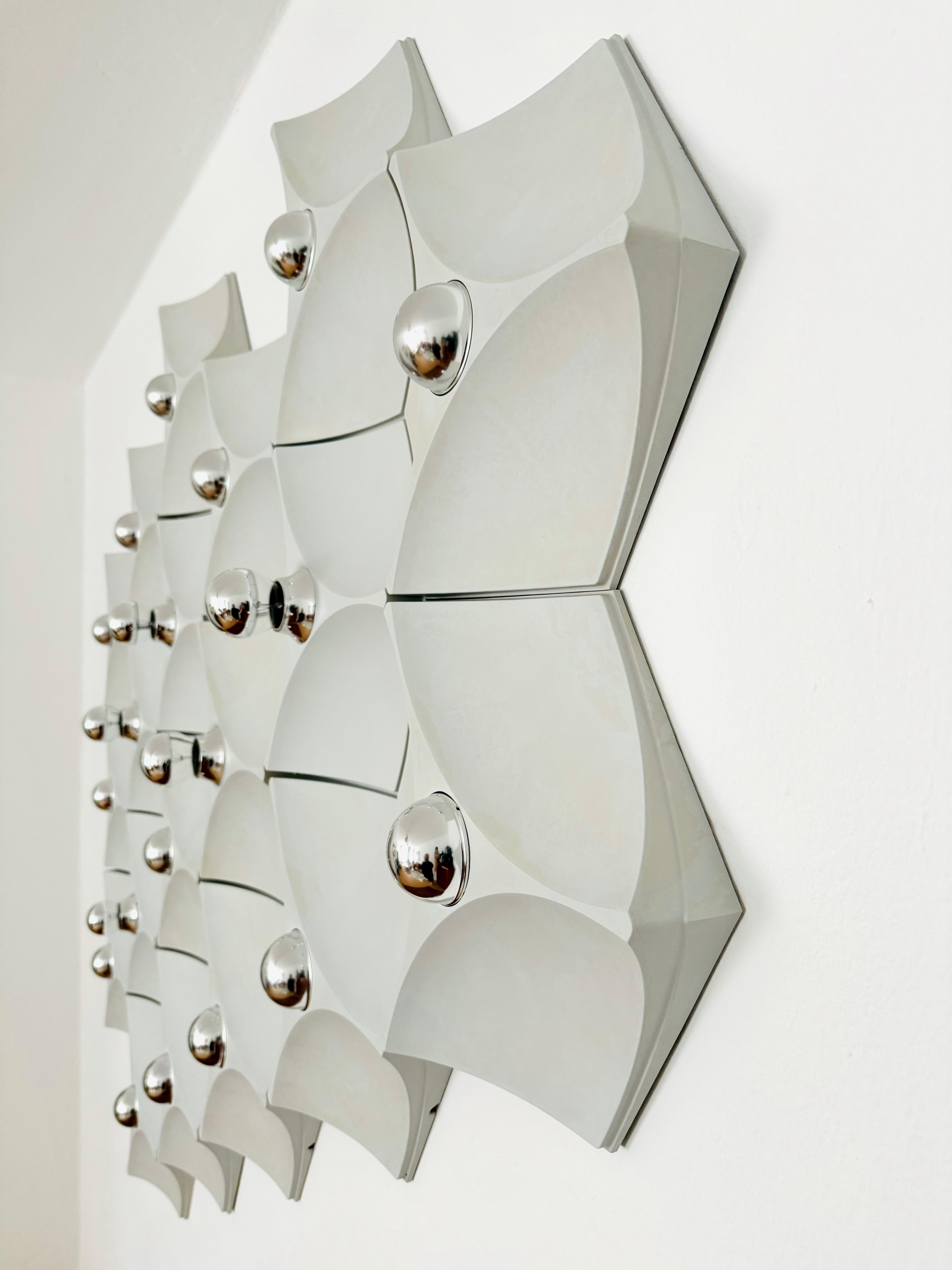 Milieu du XXe siècle Ensemble de lampes murales ou encastrées en plastique de l'ère spatiale 19 par Hoffmeister Leuchten en vente