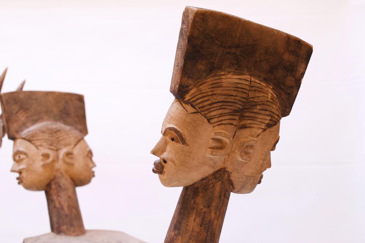 Ensemble de tabourets africains Lobi en bois dur des années 1940 avec détails sculptés et pyrogravure en vente 10