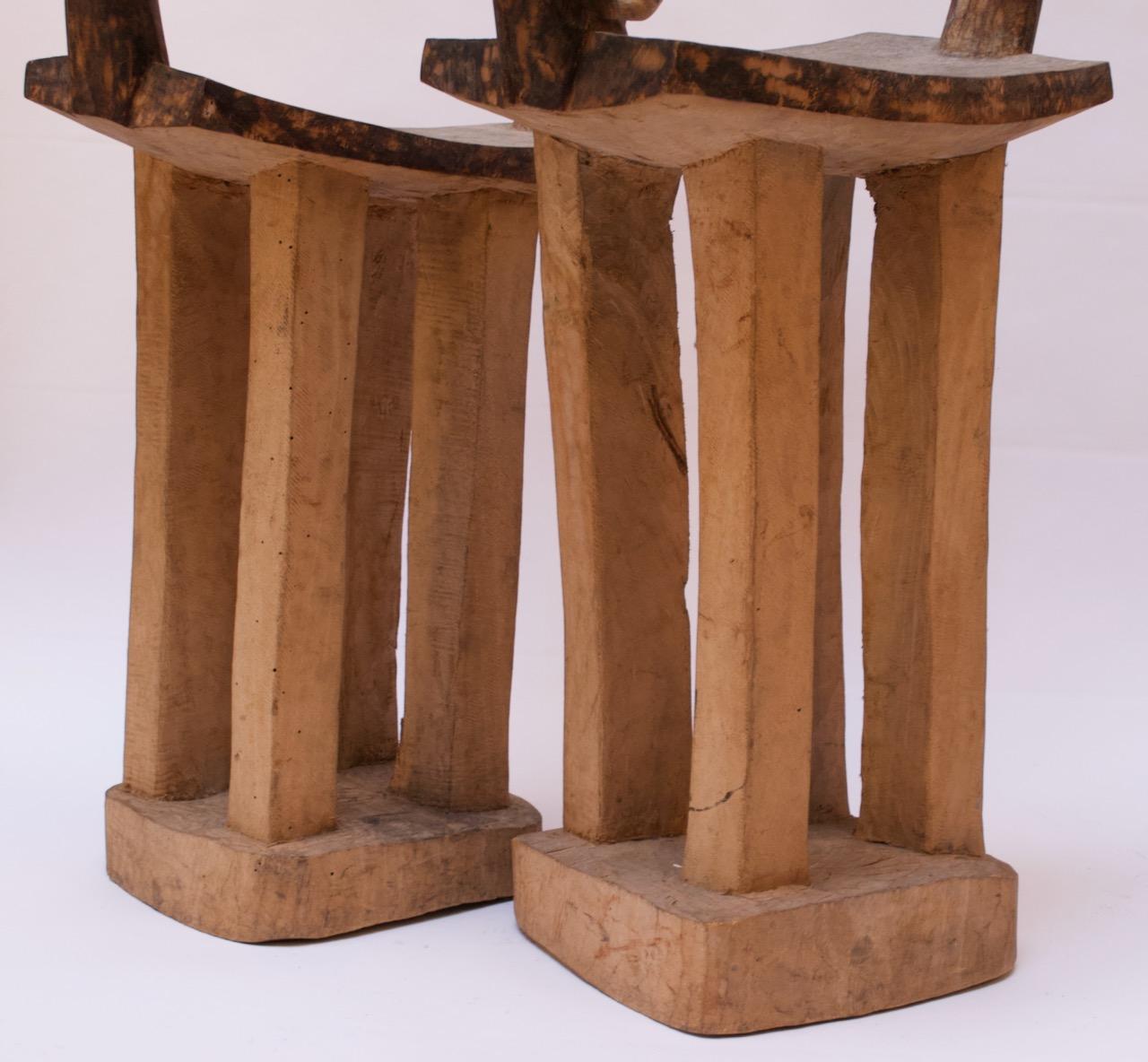 Milieu du XXe siècle Ensemble de tabourets africains Lobi en bois dur des années 1940 avec détails sculptés et pyrogravure en vente