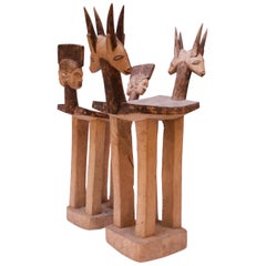 Ensemble de tabourets africains Lobi en bois dur des années 1940 avec détails sculptés et pyrogravure