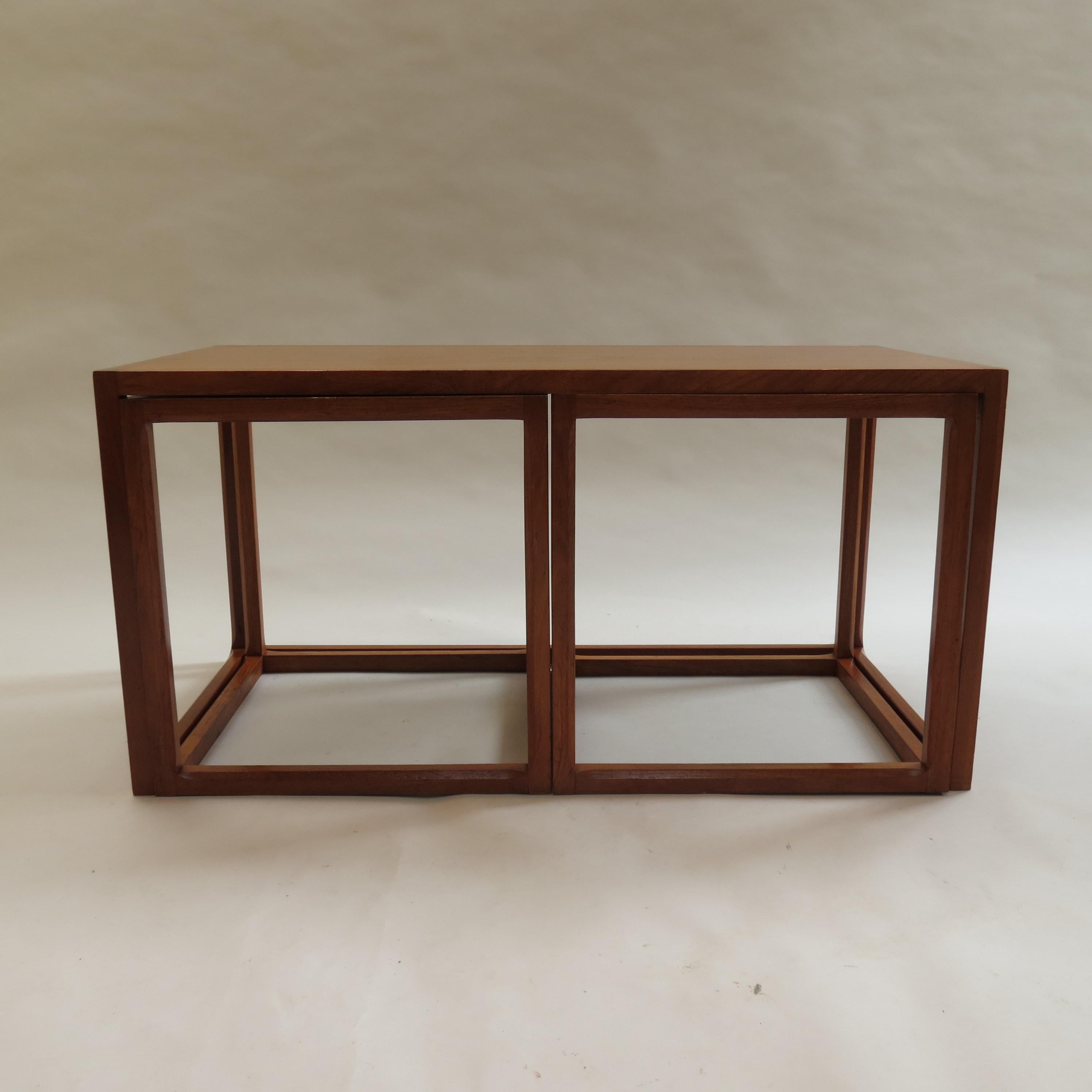 Wonderful set of Danish “Qube” coffee tables by Aksel Kjersgaard from the 1950s. A very well designed set of tables, one larger table houses two smaller cube tables. In very good condition, with only minor signs of wear.
Sie 95cm long x 47.5cm deep