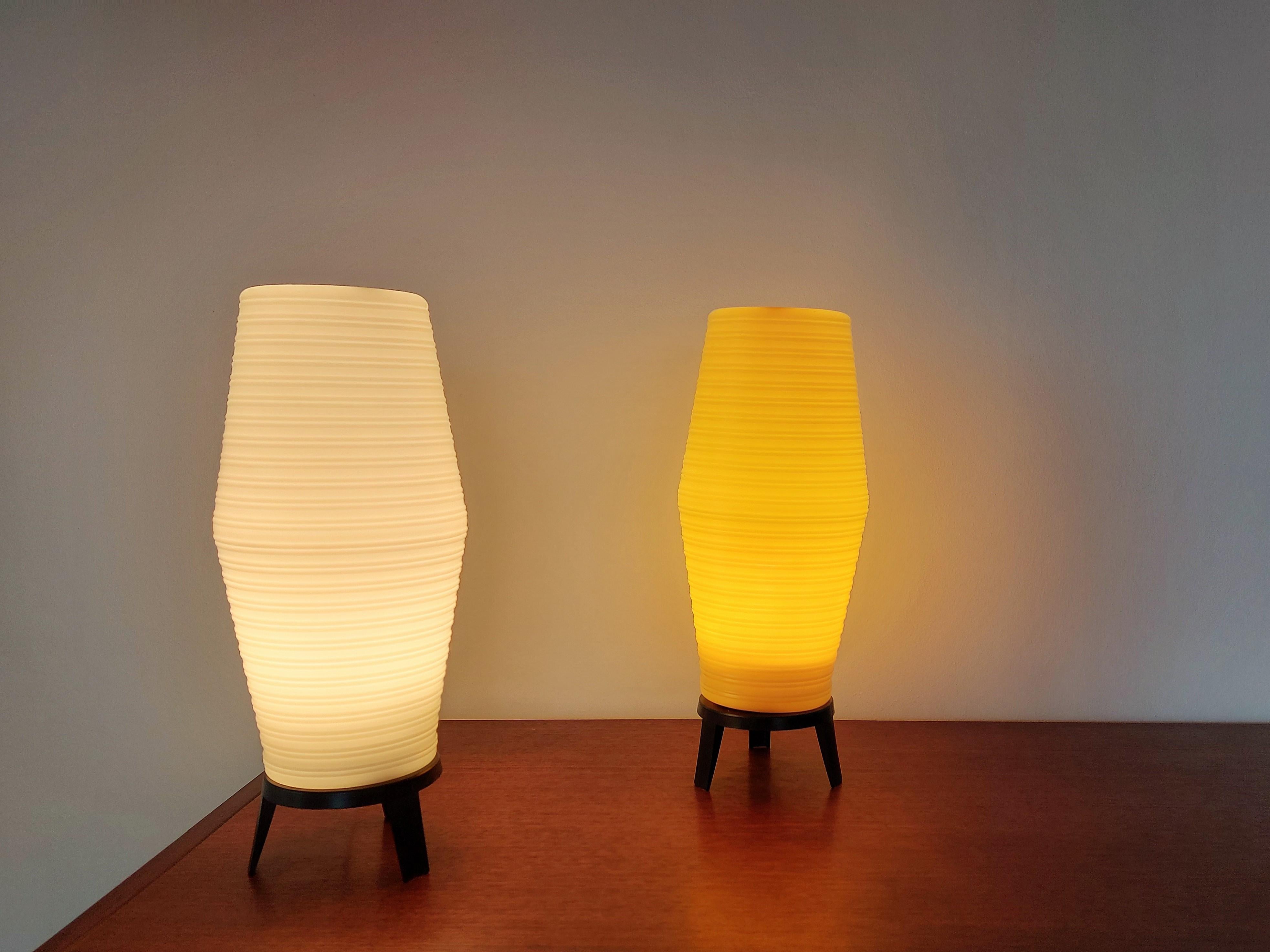 Set of 1950's Table Lamps with Extra Shade, Sourced in Denmark In Good Condition For Sale In Steenwijk, NL