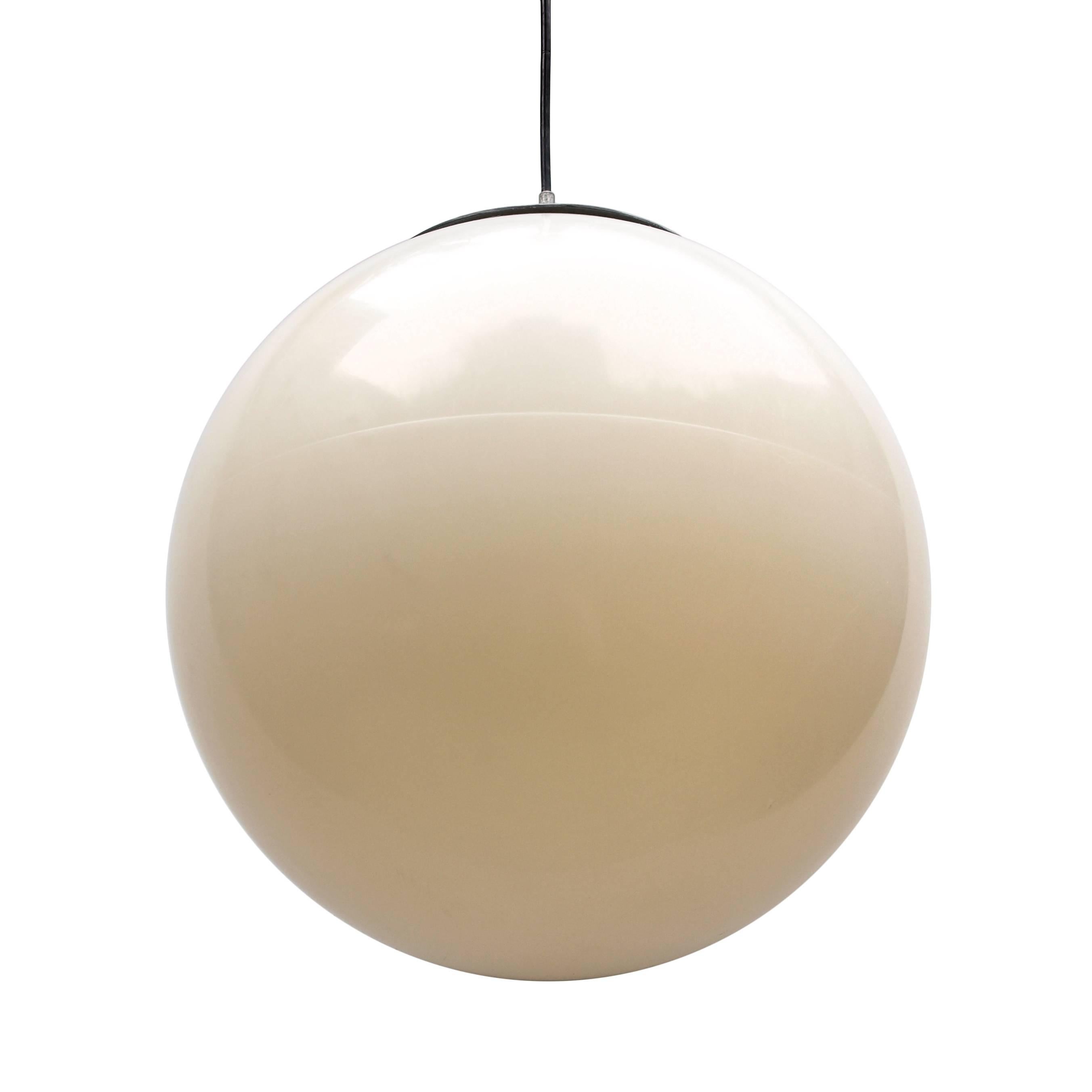 Mid-Century Modern Ensemble de trois grandes lampes Ball and Ball en plastique blanc des années 1960 en vente