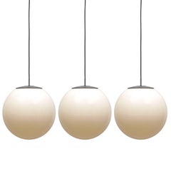 Set di tre grandi luci a sospensione a forma di palla in plastica bianca degli anni '60