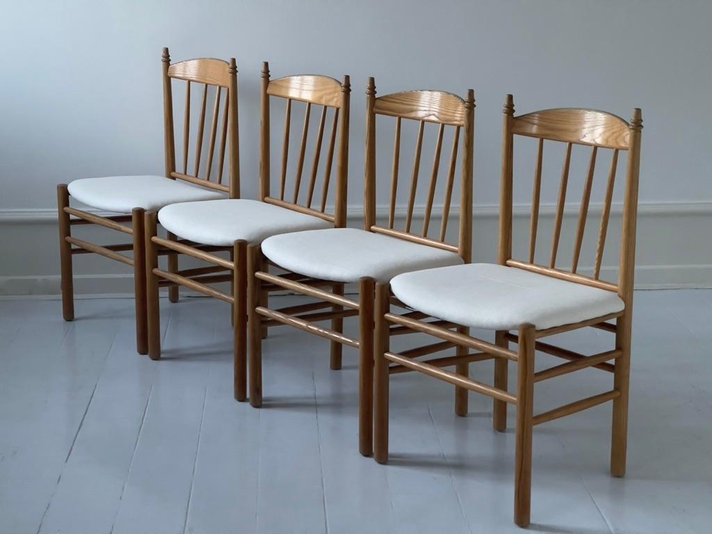 Scandinave moderne Ensemble de six chaises de salle à manger danoises modernes des années 1970 en frêne et lin massif par FDB en vente